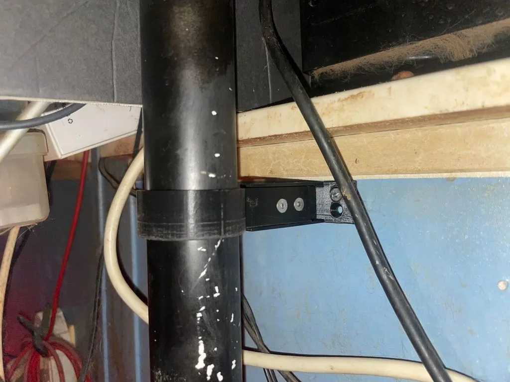 Giá đỡ tường có thể điều chỉnh Rubbermaid