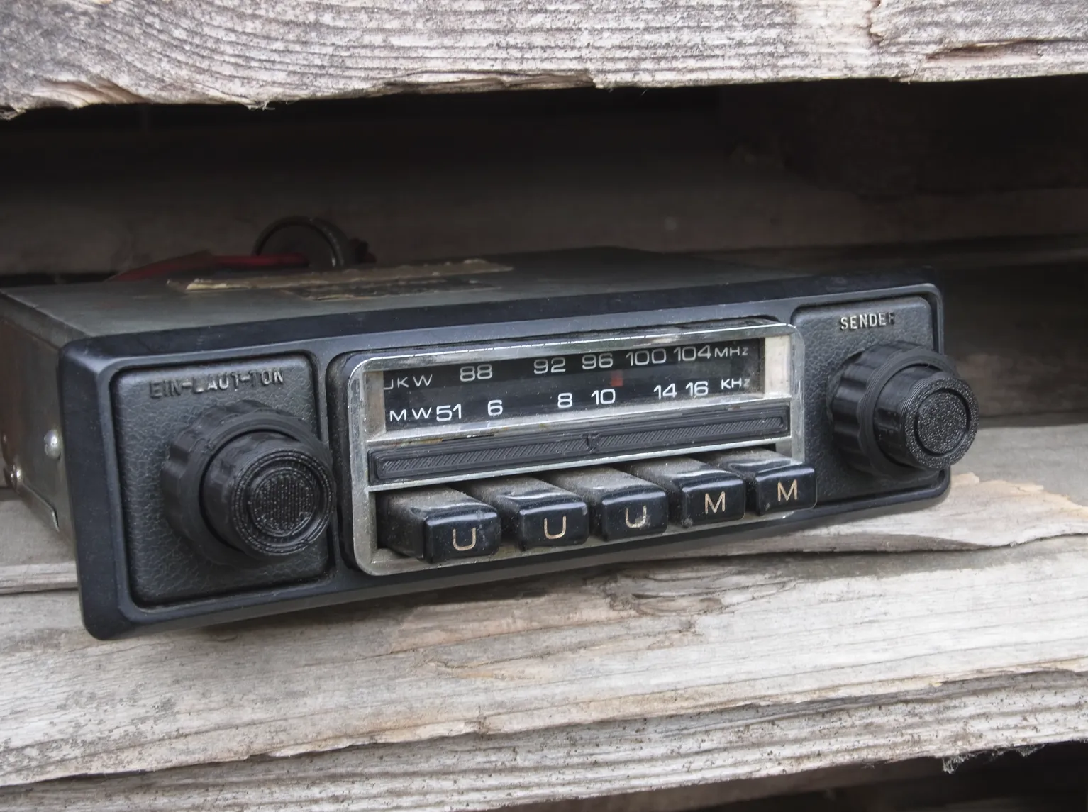 Núm điều chỉnh điện trở cho radio cổ