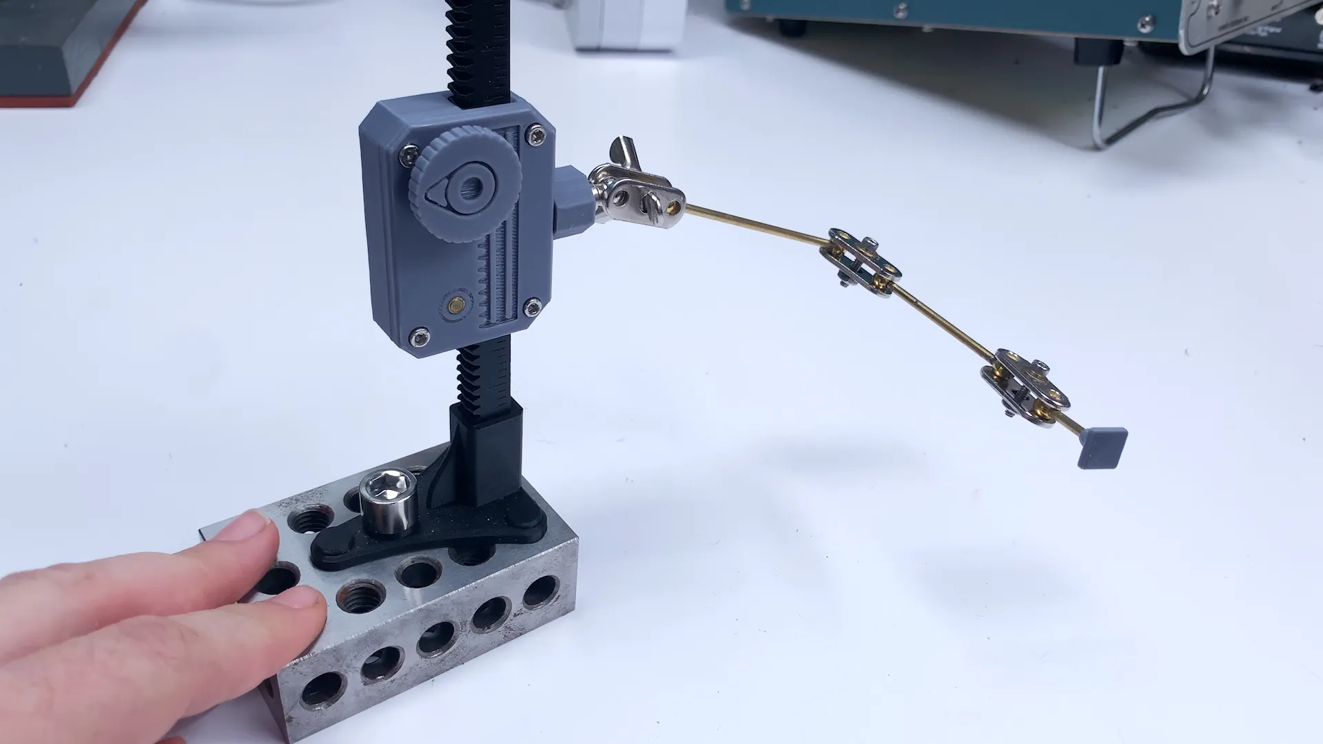 Giá đỡ nhân vật stop motion sử dụng cơ cấu bánh răng