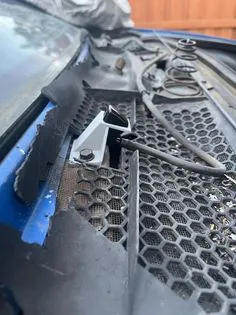 Giá đỡ vòi xịt kính chắn gió Pontiac Fiero