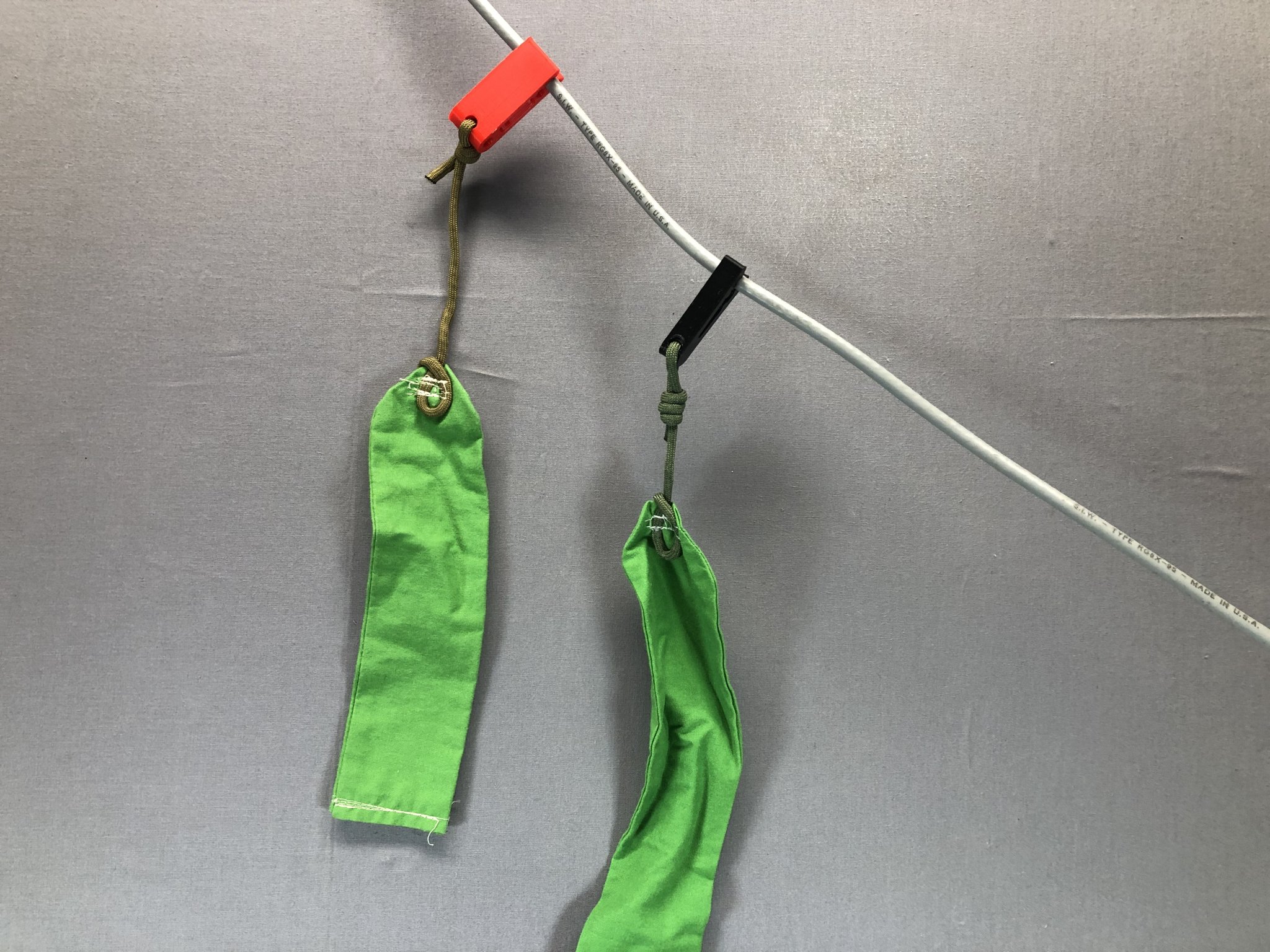 Kẹp cờ cho dây treo ăng-ten và cáp đồng trục