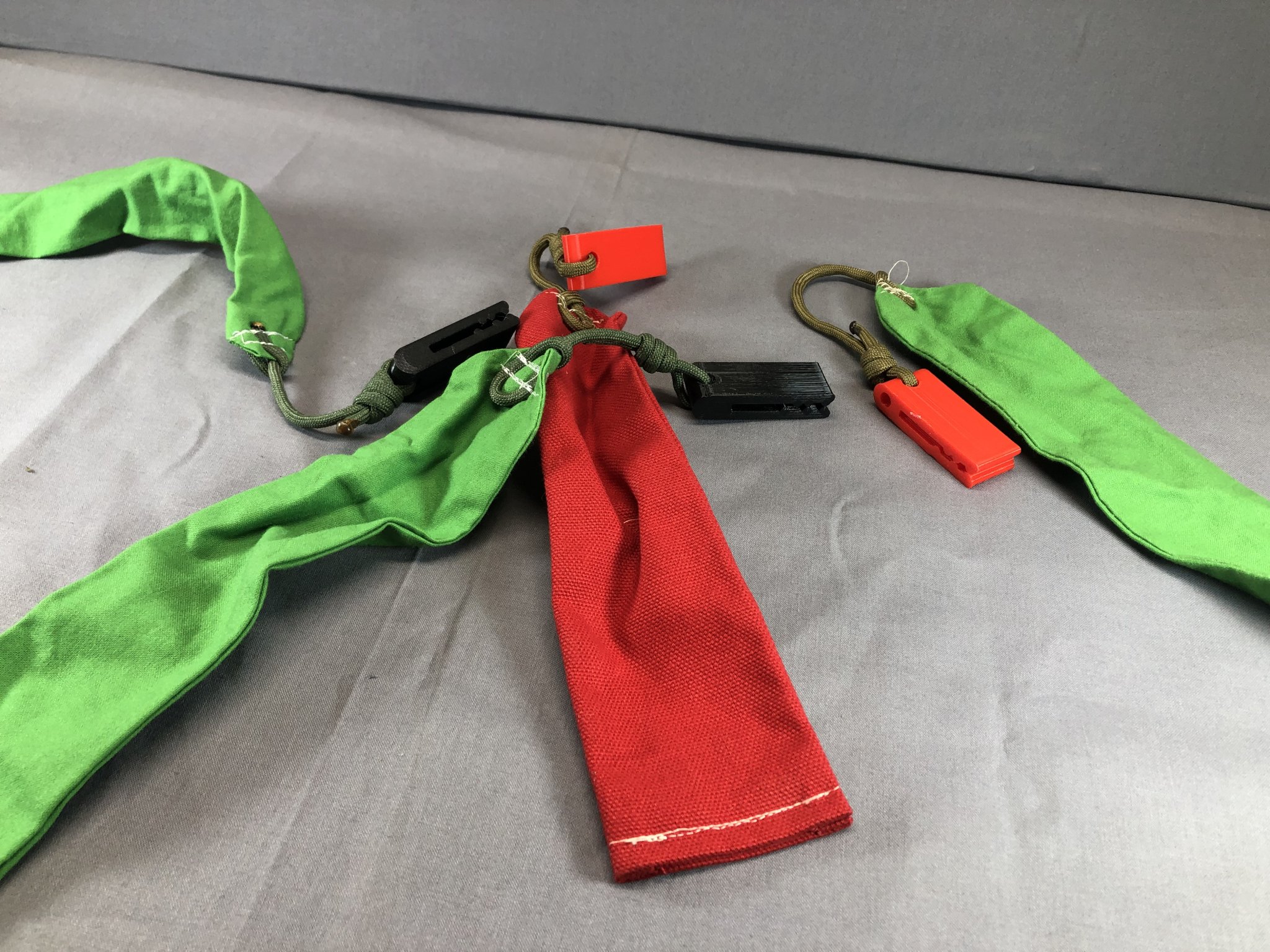 Kẹp cờ cho dây treo ăng-ten và cáp đồng trục