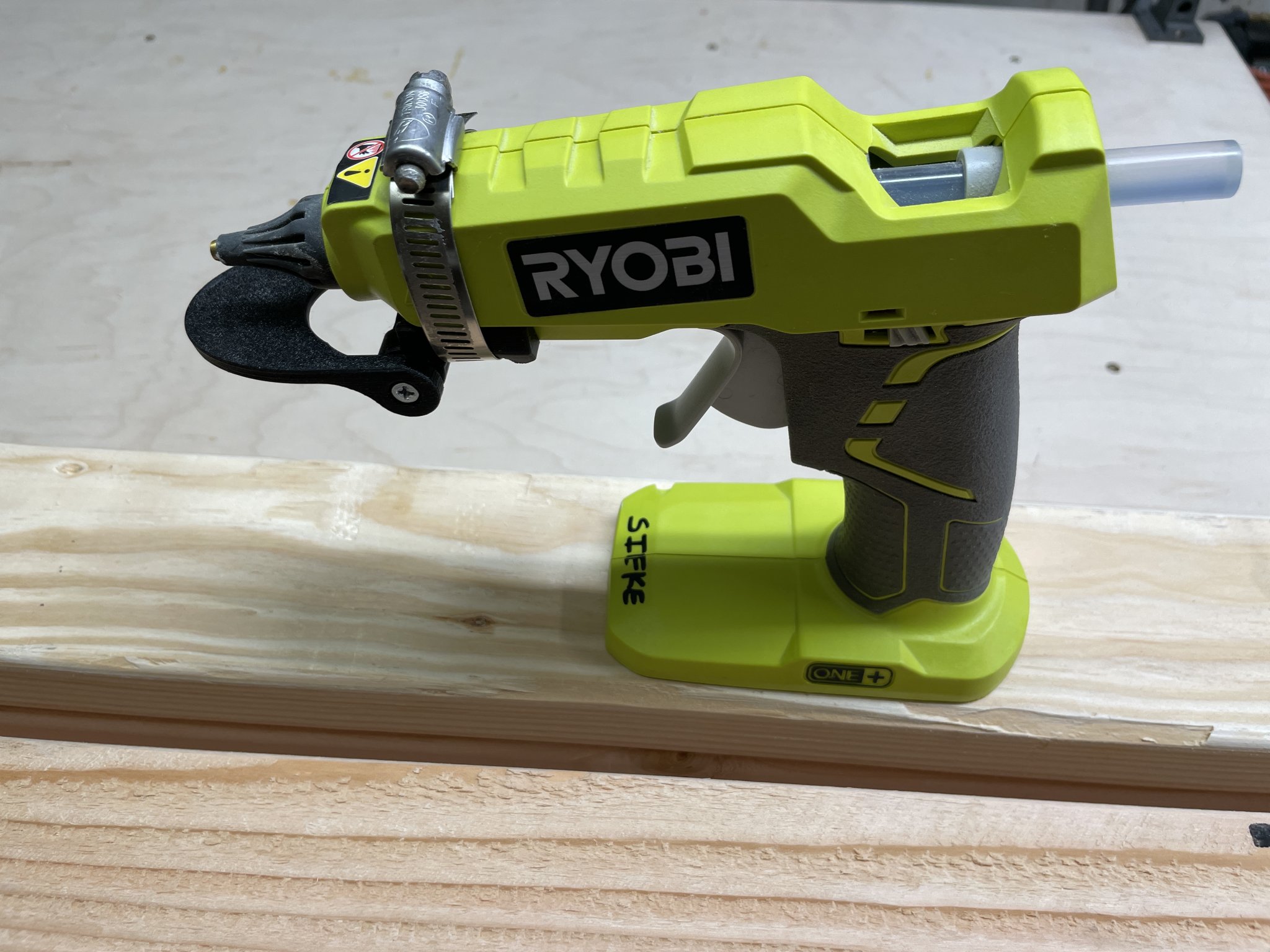 Khay hứng keo nóng cho súng keo Ryobi P305