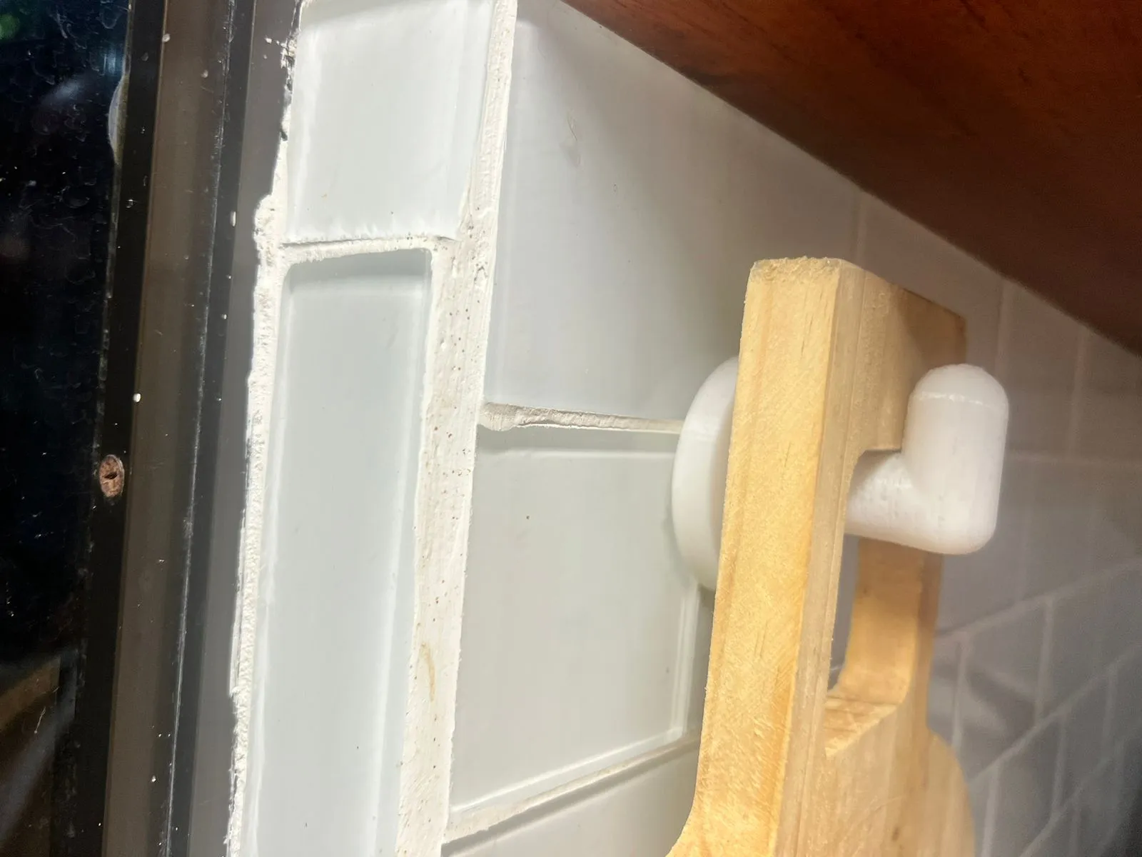 Giá treo dụng cụ bếp cho bảng cắt và vật dụng khác