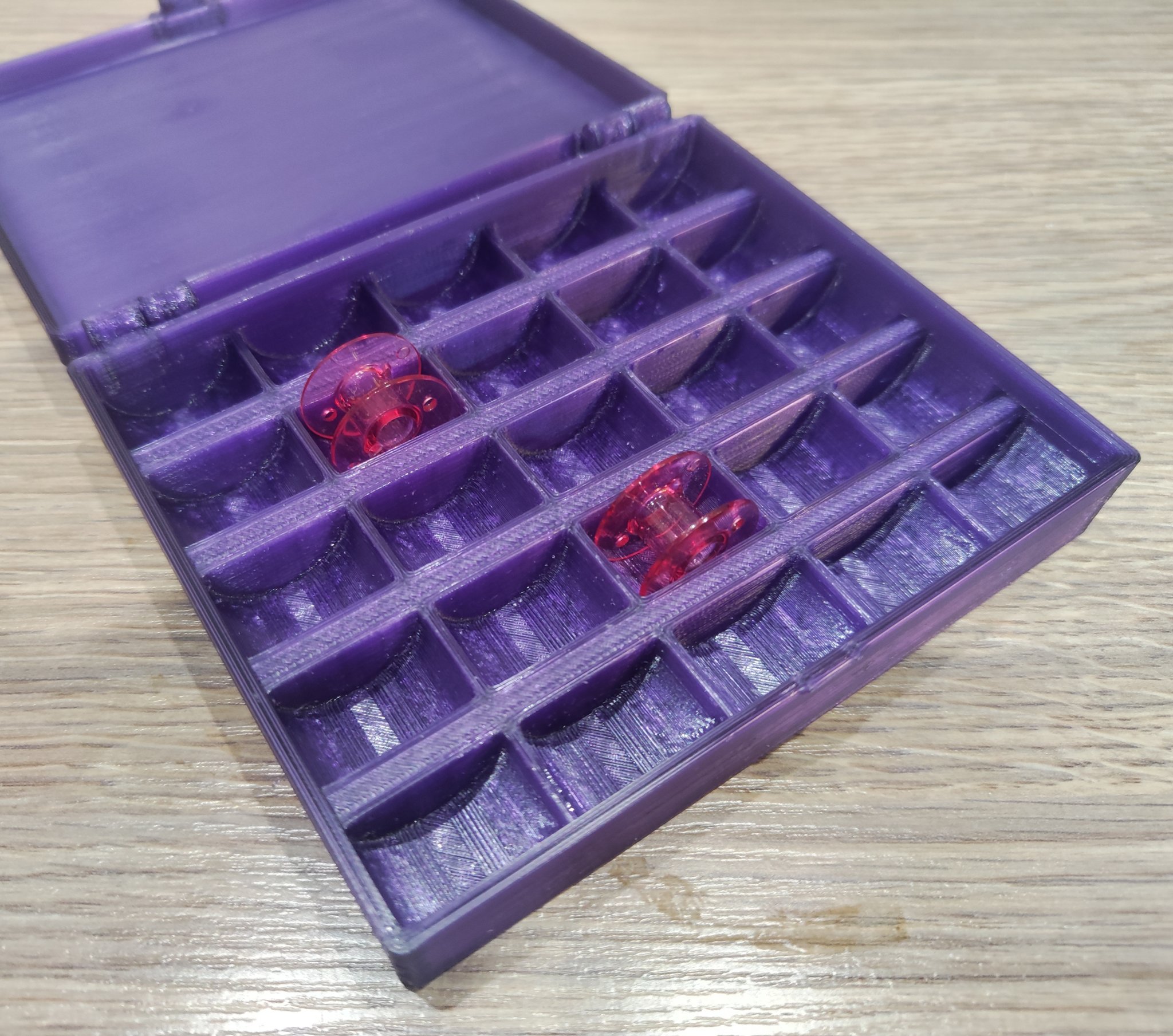 Hộp đựng cuộn chỉ may với nắp khóa an toàn