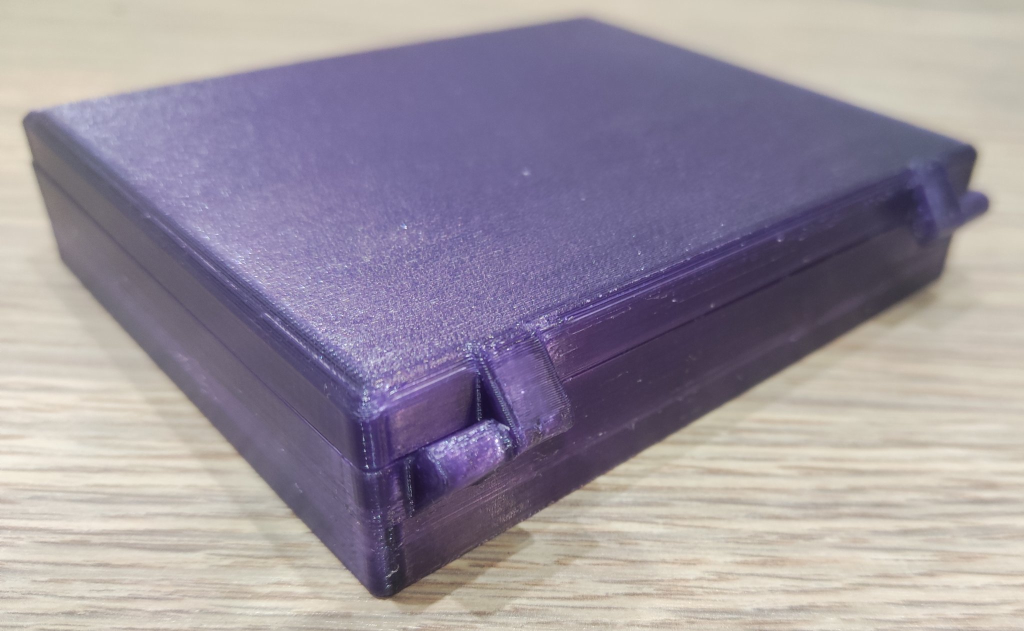 Hộp đựng cuộn chỉ may với nắp khóa an toàn