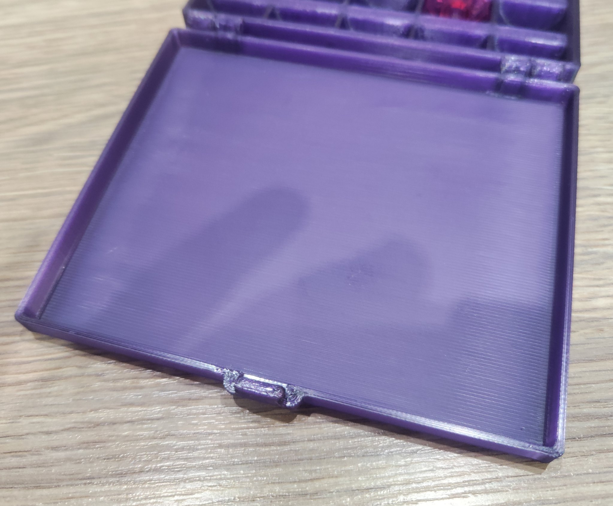 Hộp đựng cuộn chỉ may với nắp khóa an toàn