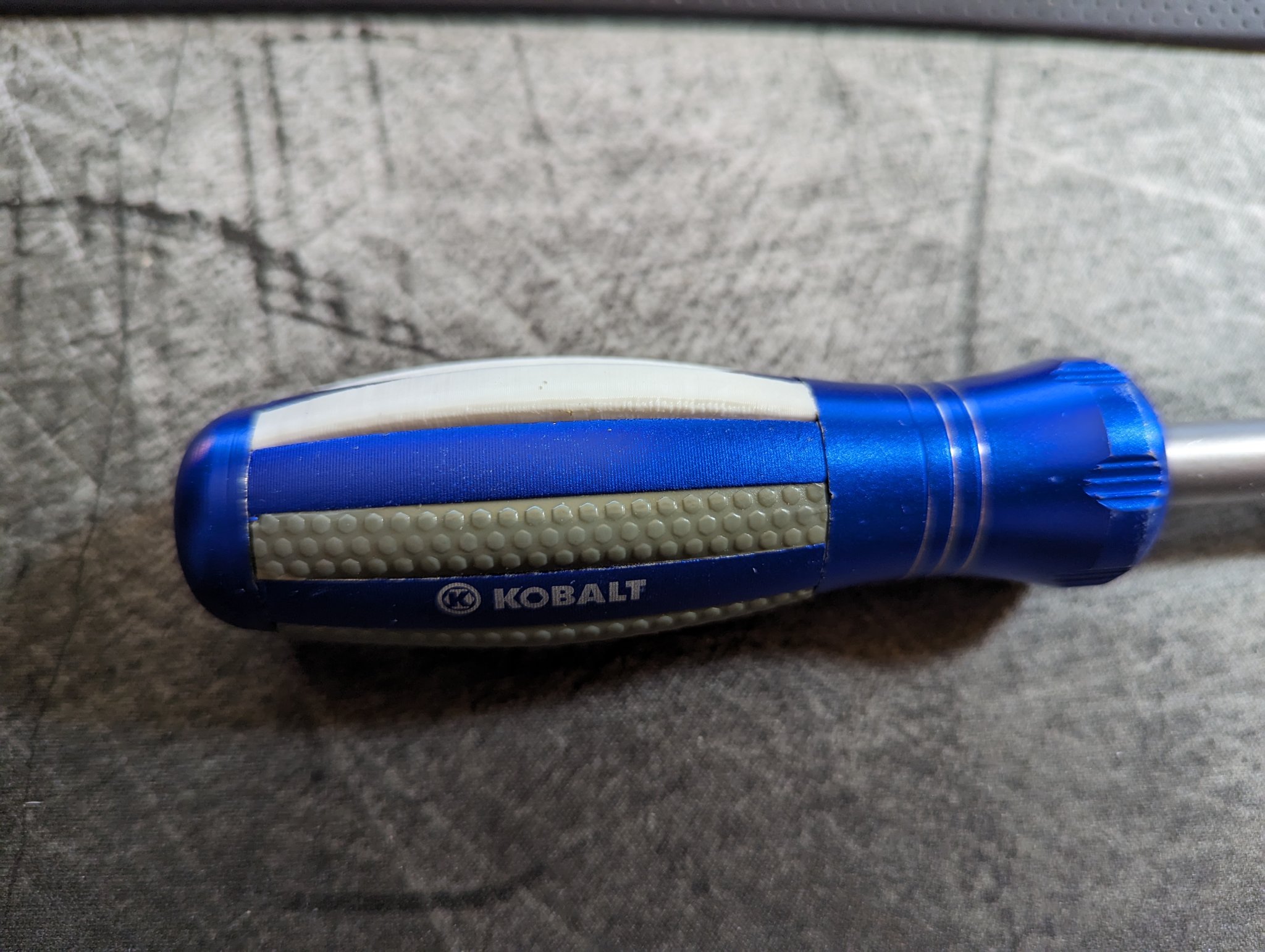 Bảng điều khiển tuốc-nơ-vít Kobalt mỏng hơn