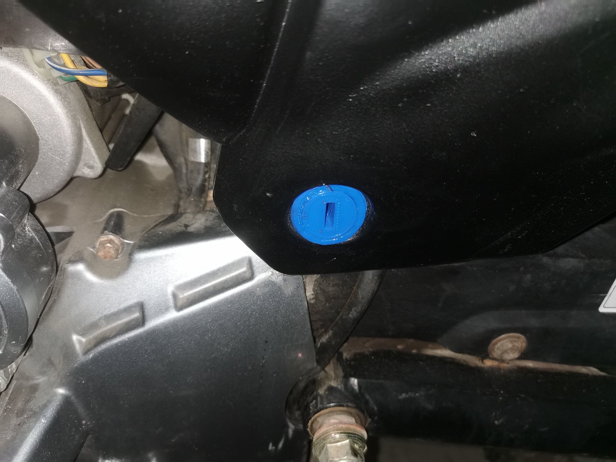 Thay thế khóa nắp bên cho xe máy Romet ADV 125