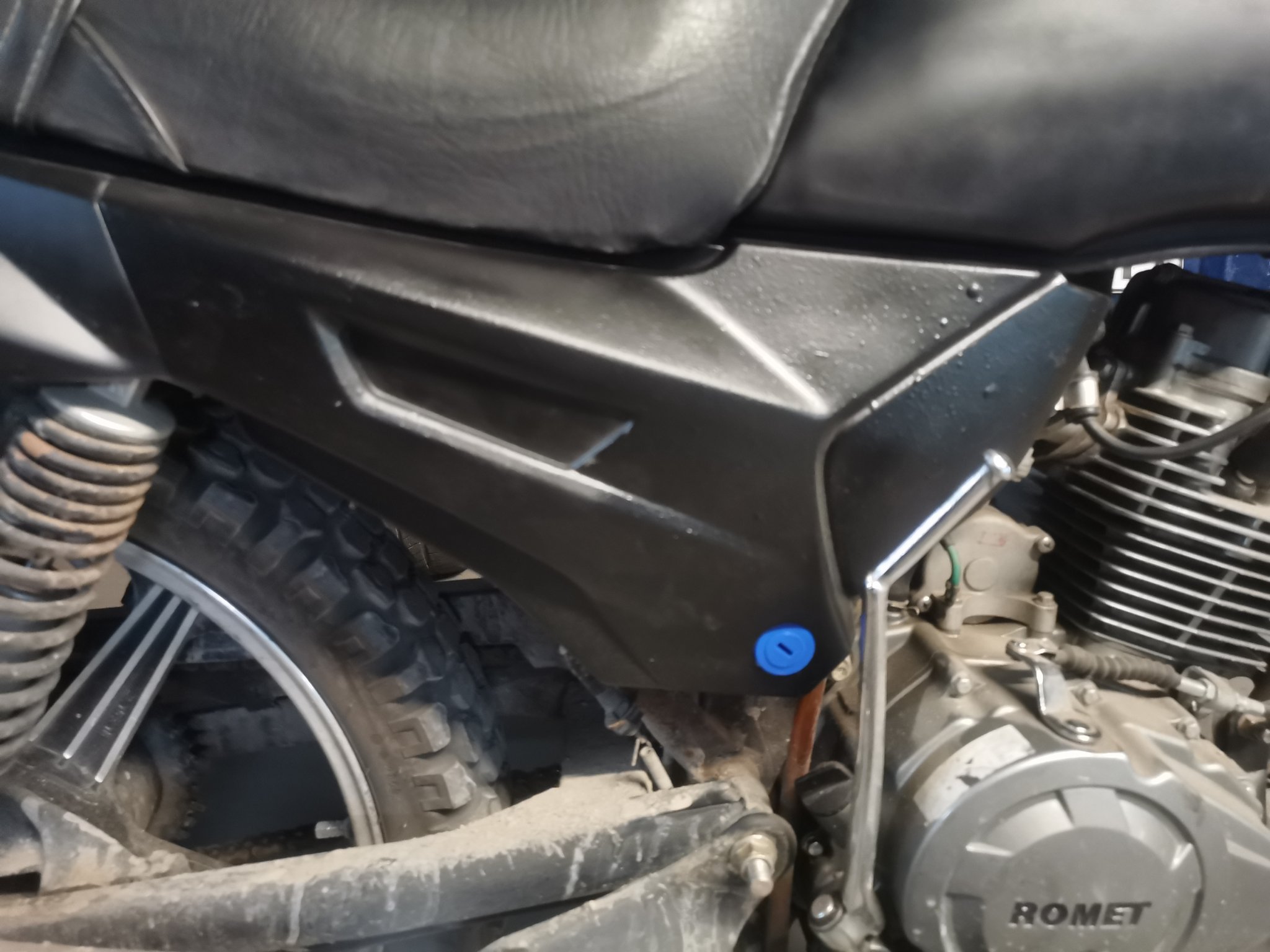 Thay thế khóa nắp bên cho xe máy Romet ADV 125