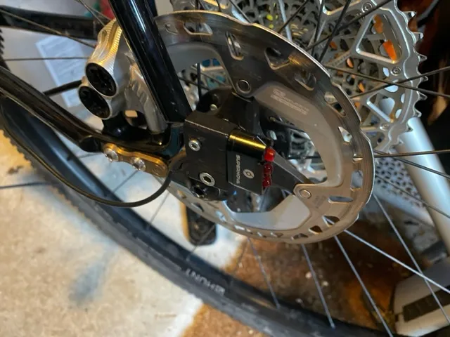 Giá đỡ đèn hậu Supernova E3 gắn vào yên xe