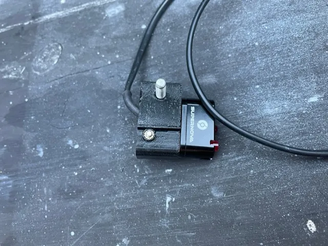 Giá đỡ đèn hậu Supernova E3 gắn vào yên xe