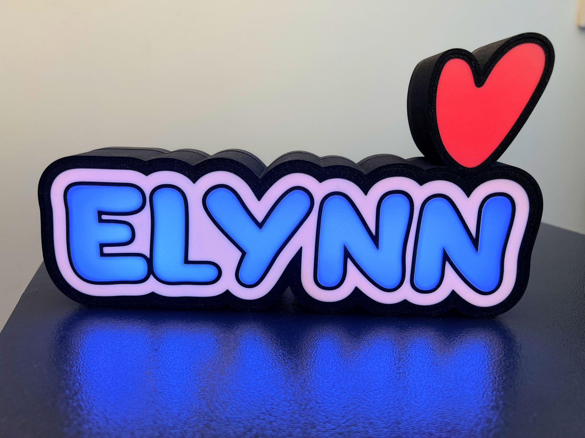 Hộp tên Wled Elynn với trái tim đa màu sắc
