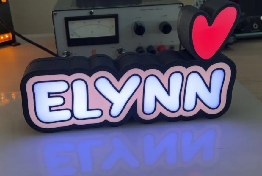 Hộp tên Wled Elynn với trái tim đa màu sắc