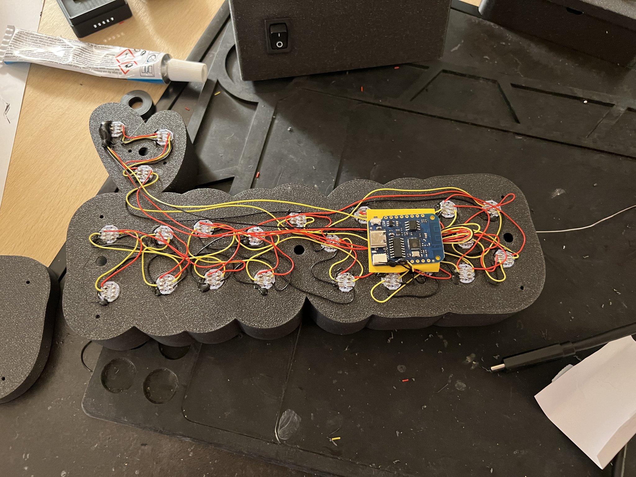 Hộp tên Wled Elynn với trái tim đa màu sắc