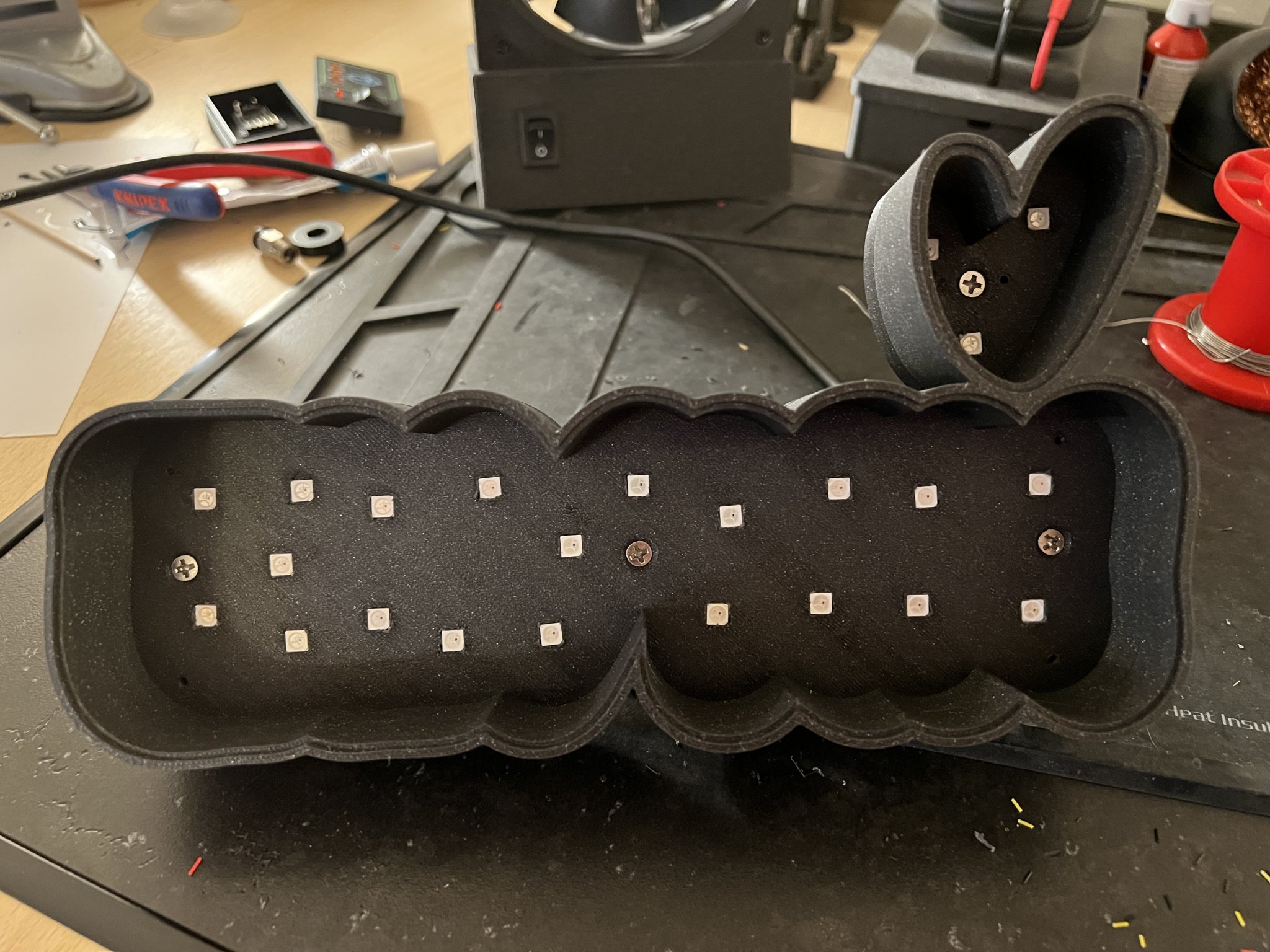 Hộp tên Wled Elynn với trái tim đa màu sắc