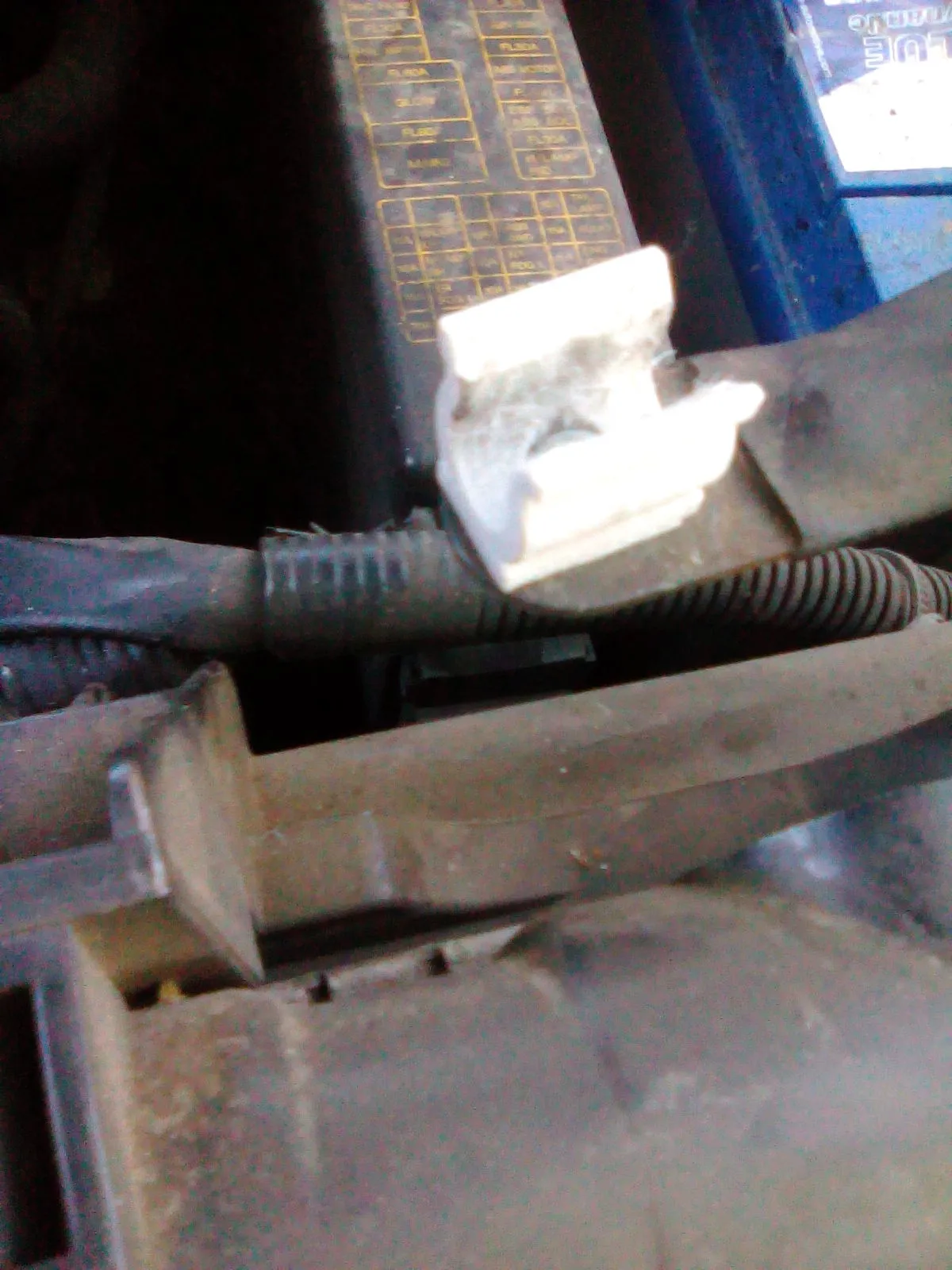 Cái kẹp hỗ trợ nắp ca-pô cho Nissan X-Trail (2003-2007)