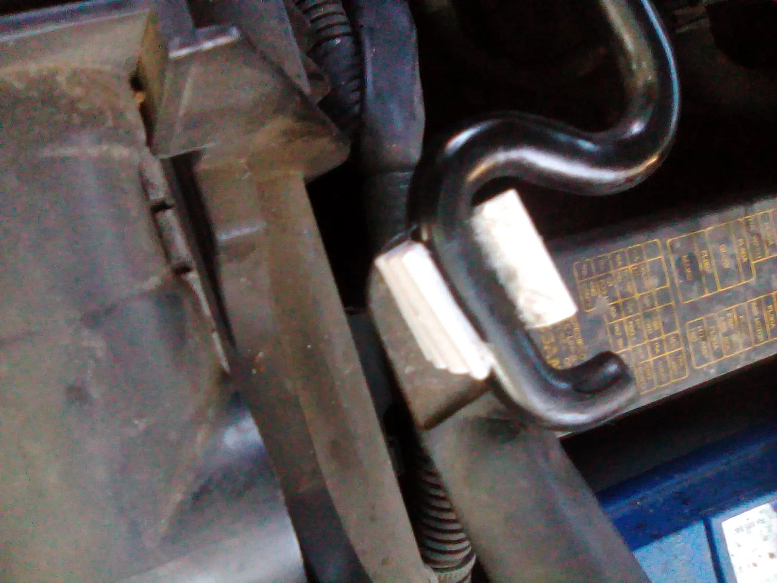 Cái kẹp hỗ trợ nắp ca-pô cho Nissan X-Trail (2003-2007)