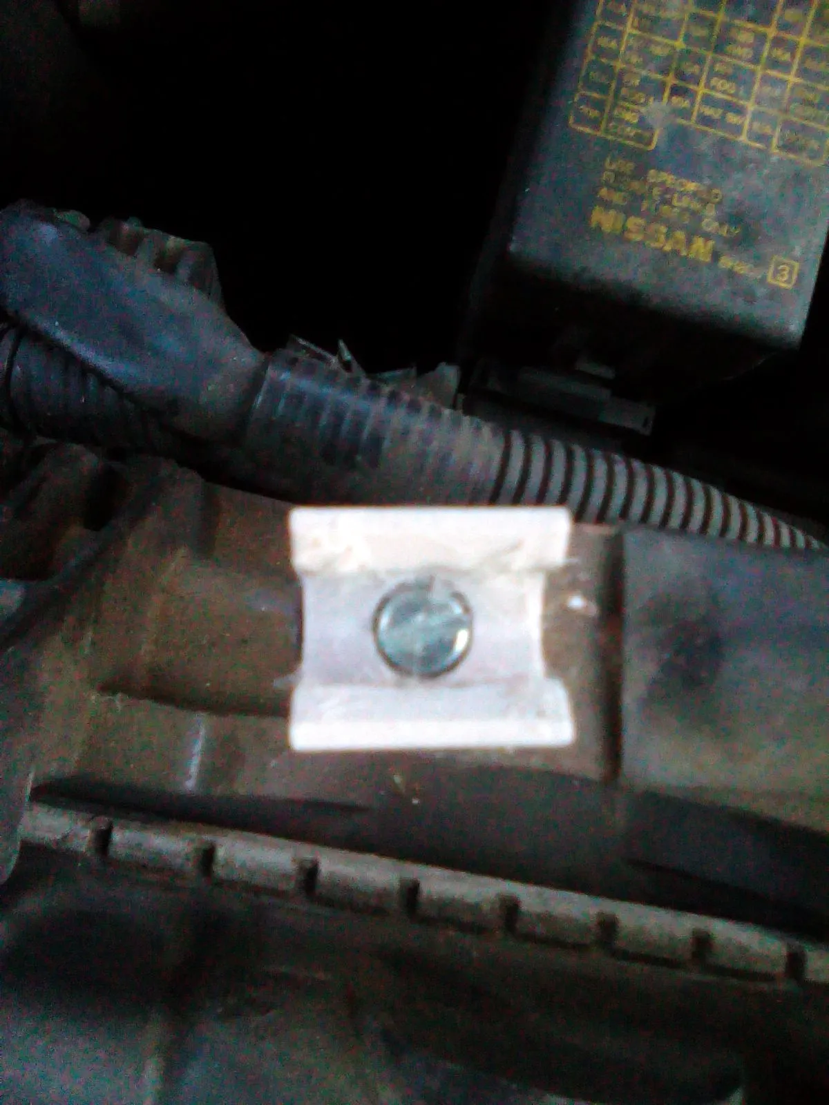 Cái kẹp hỗ trợ nắp ca-pô cho Nissan X-Trail (2003-2007)