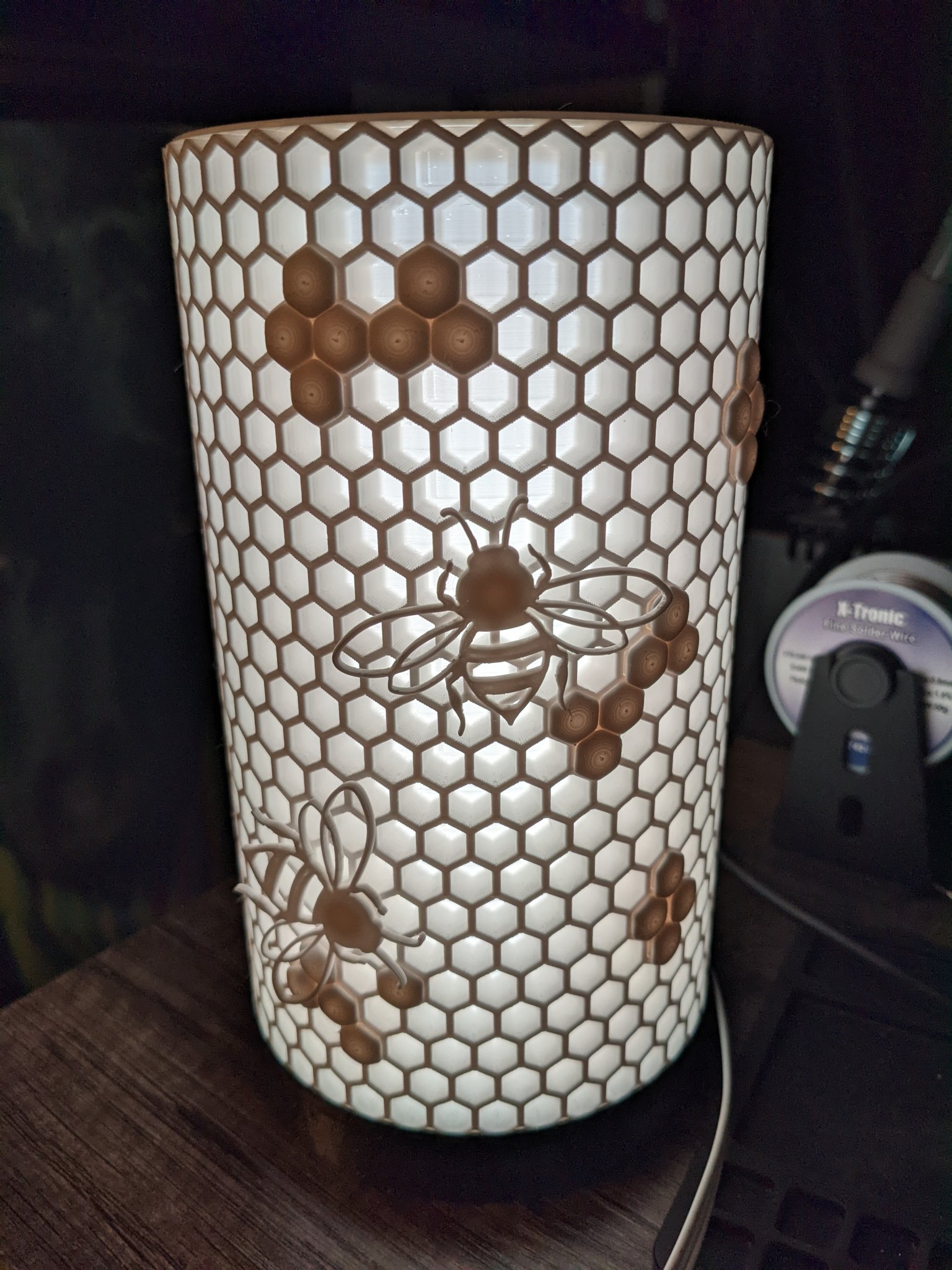 Decal ong cho chao đèn tổ ong Bemko