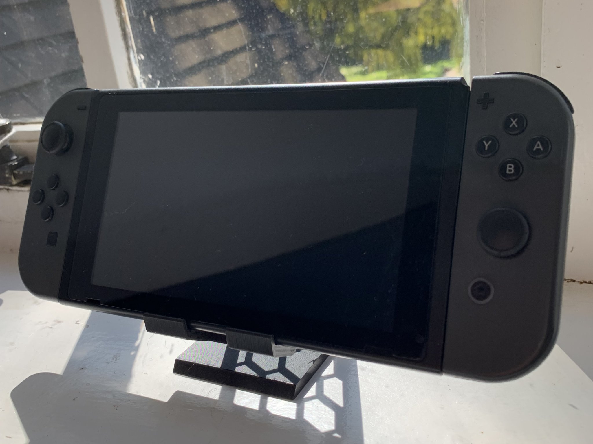 Giá đỡ điện thoại cấu trúc tổ ong có chỗ sạc