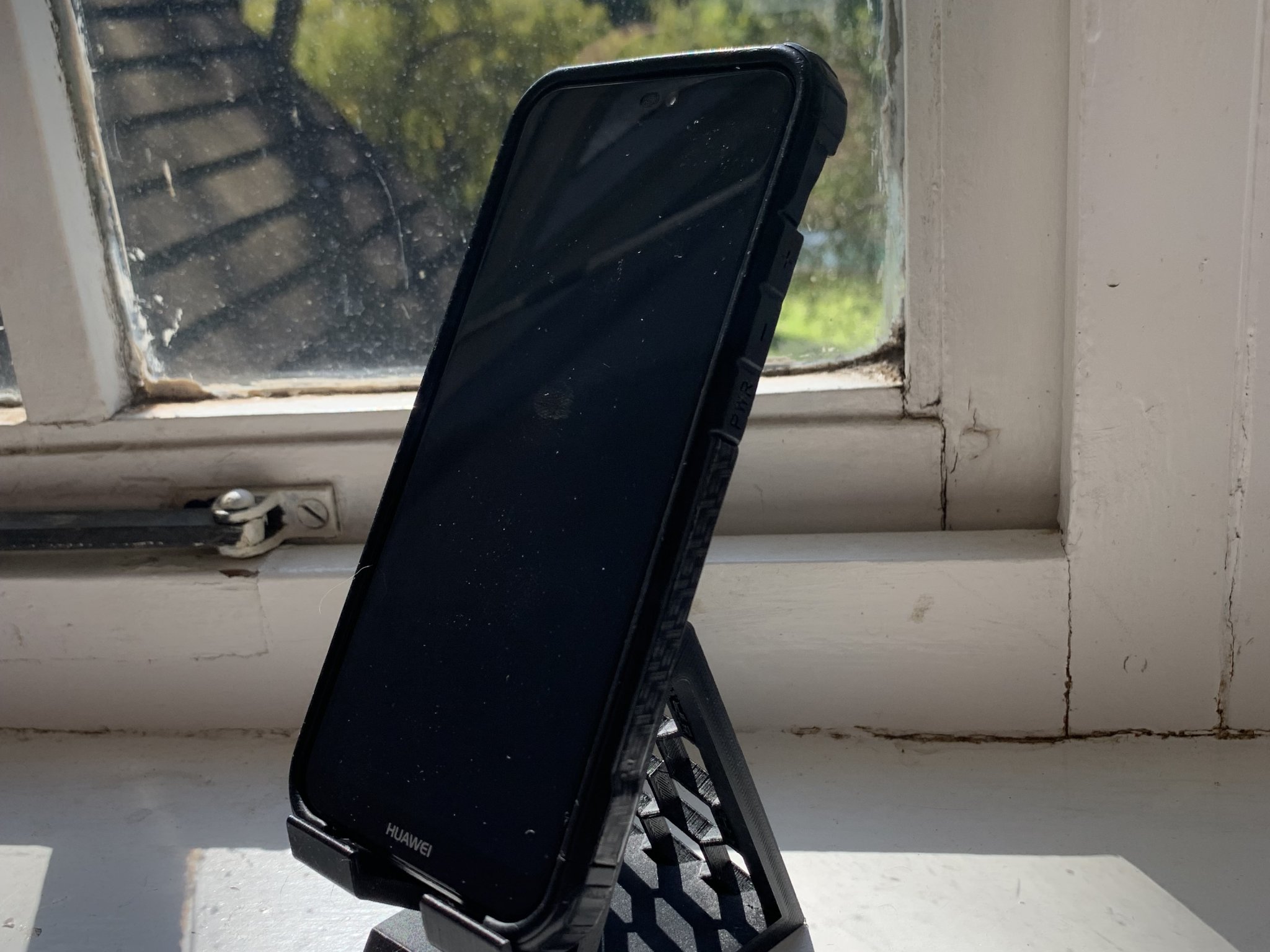 Giá đỡ điện thoại cấu trúc tổ ong có chỗ sạc