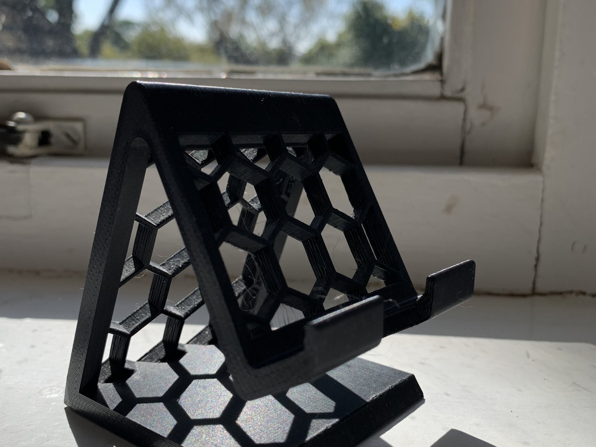 Giá đỡ điện thoại cấu trúc tổ ong có chỗ sạc