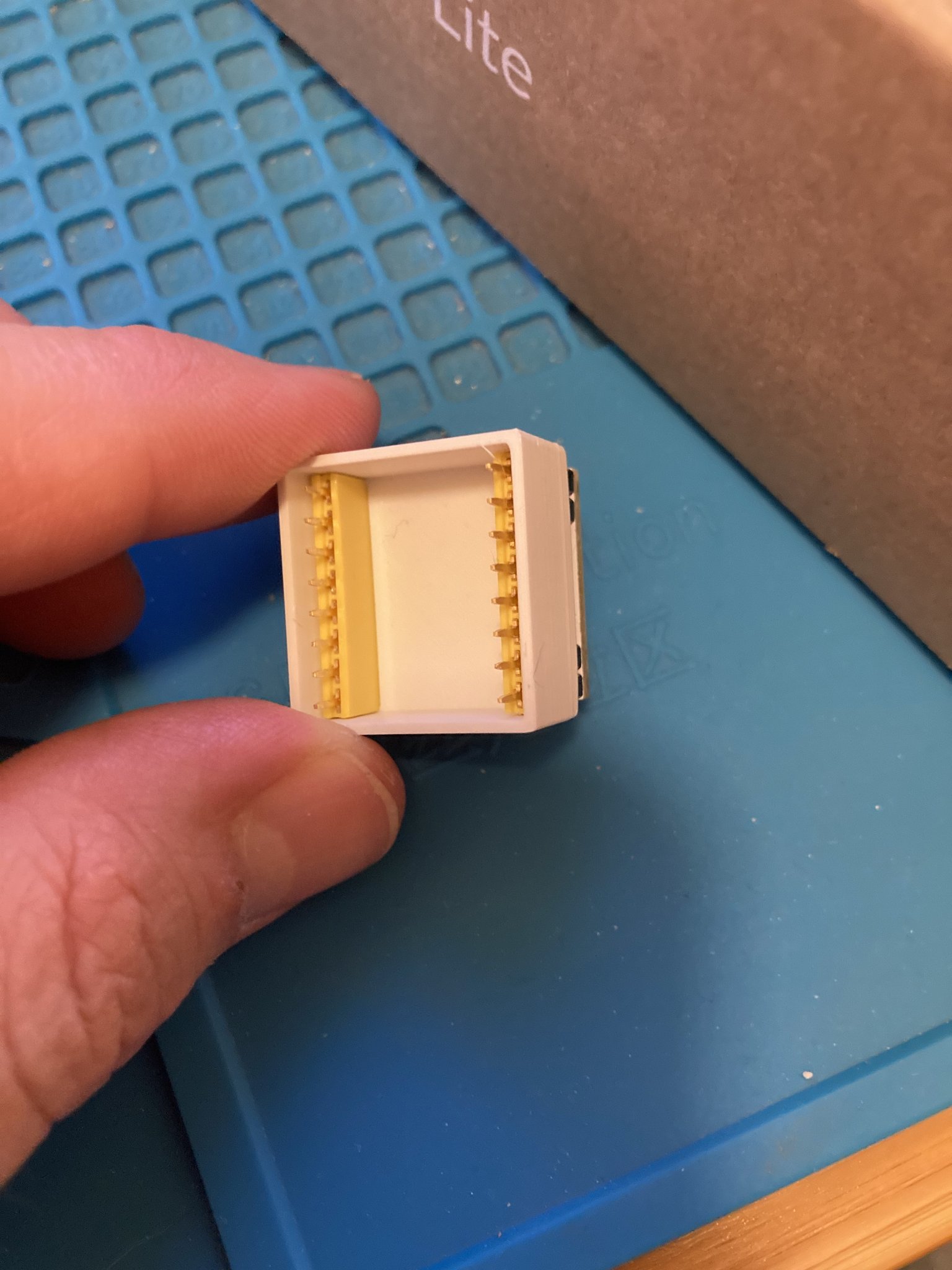 Giá đỡ lắp ráp minibadge SAINTCON