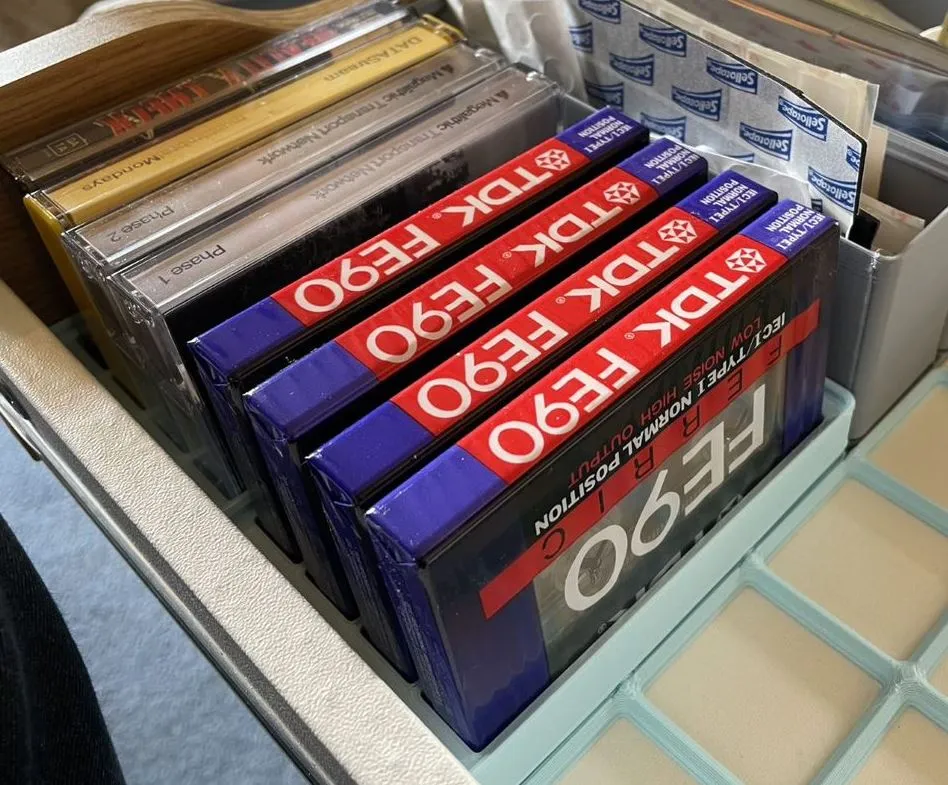 Giá đỡ băng cassette tương thích Gridfinity 4 và 8 cuộn