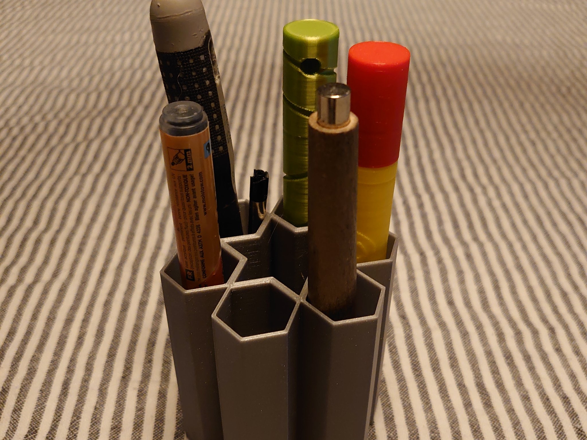 Giá đỡ bút đa năng cho bàn làm việc