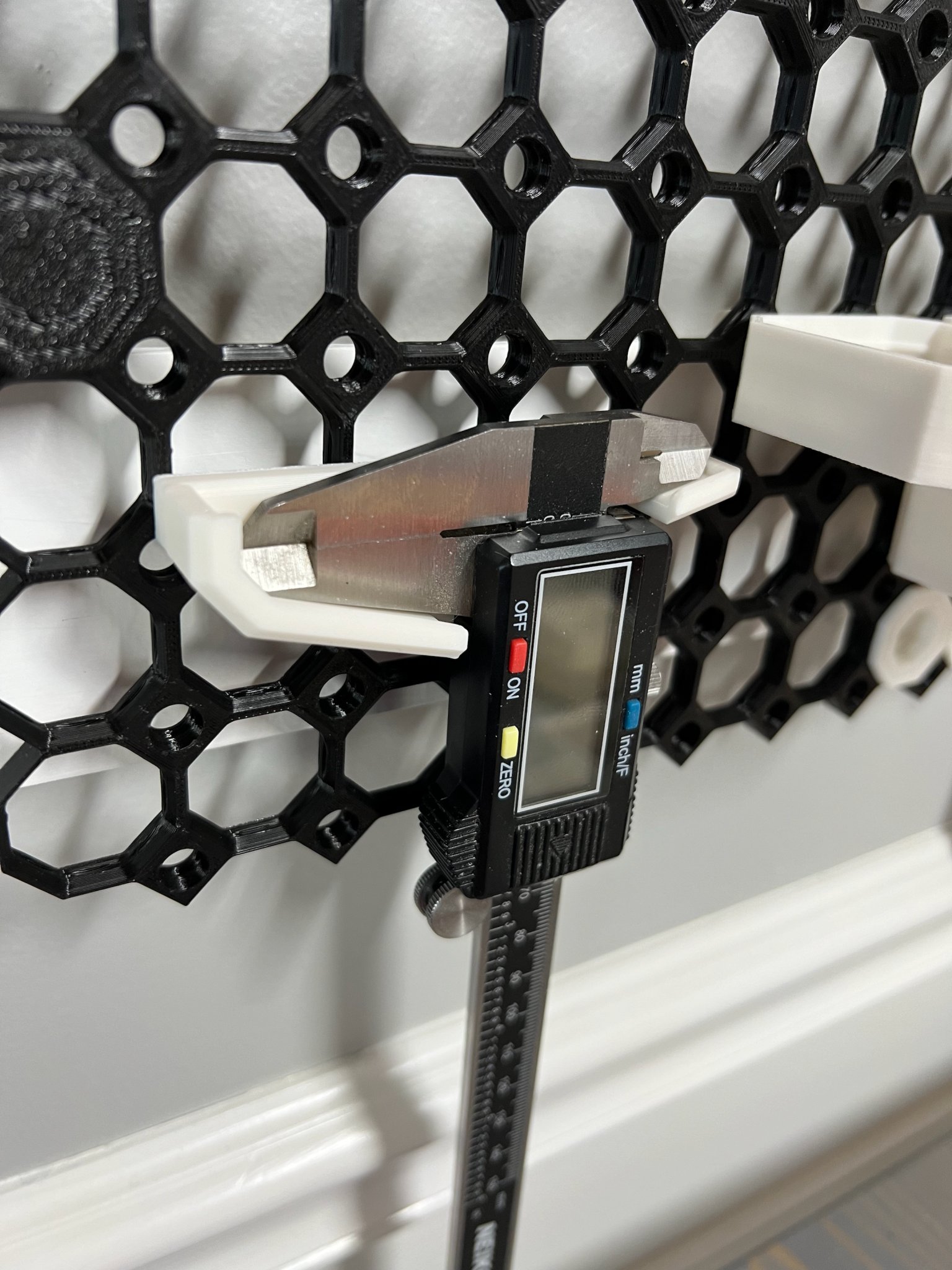 Giá đỡ thước kẹp cho bảng ghim đa năng bằng bu lông T