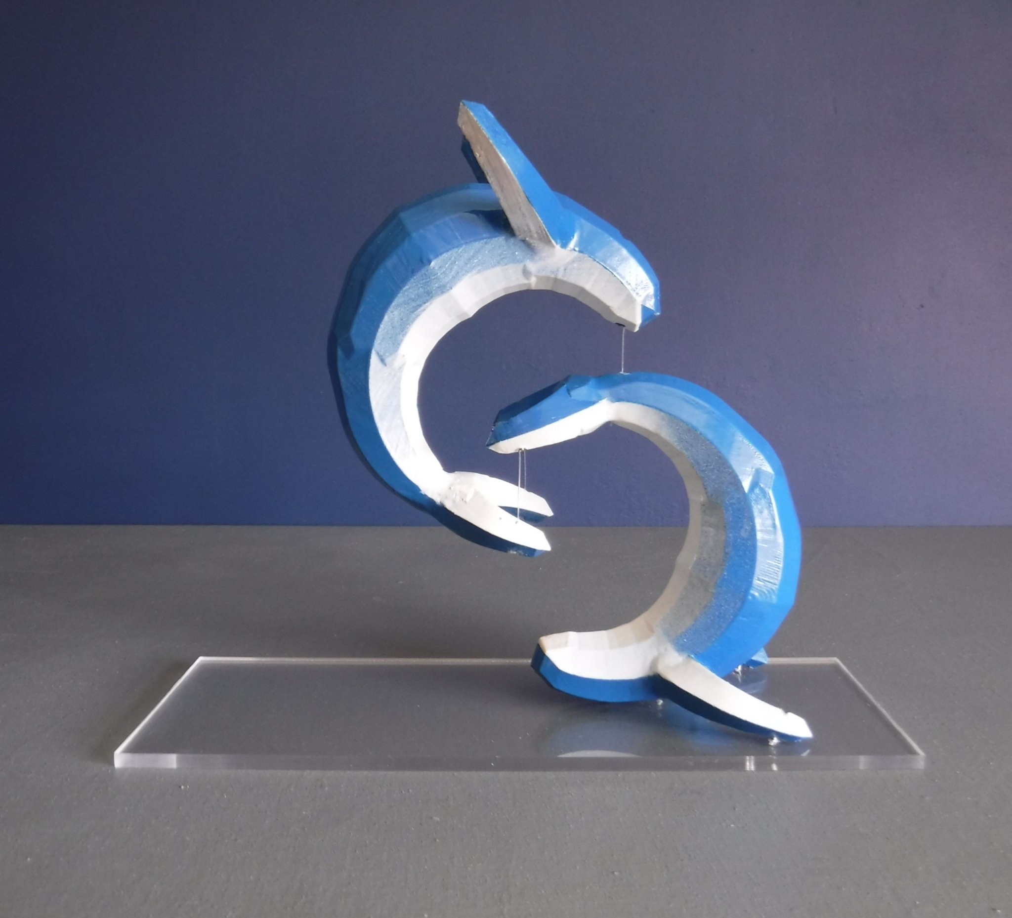 Cá voi sơn tay phong cách low poly trong trạng thái vui chơi