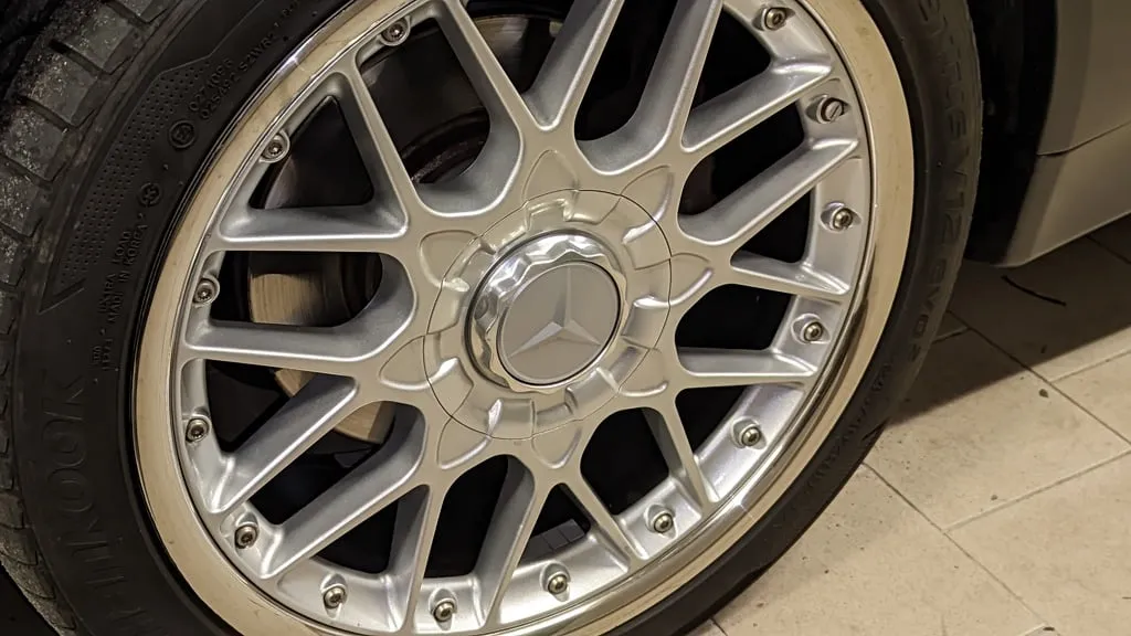 Nắp trung tâm BBS RS704 với ngôi sao Mercedes-Benz