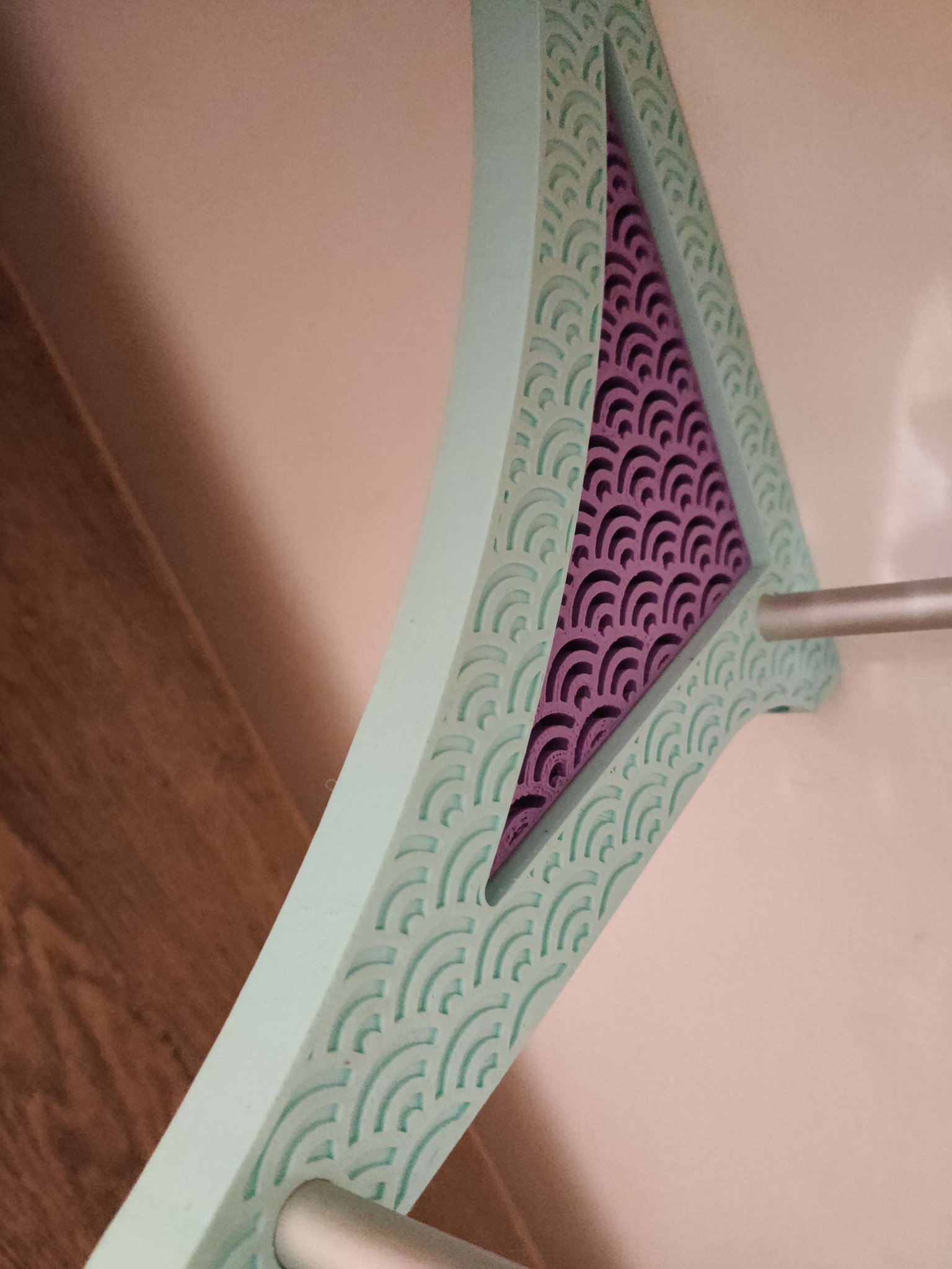 Giá đỡ filament treo tường đơn giản với họa tiết seigaiha