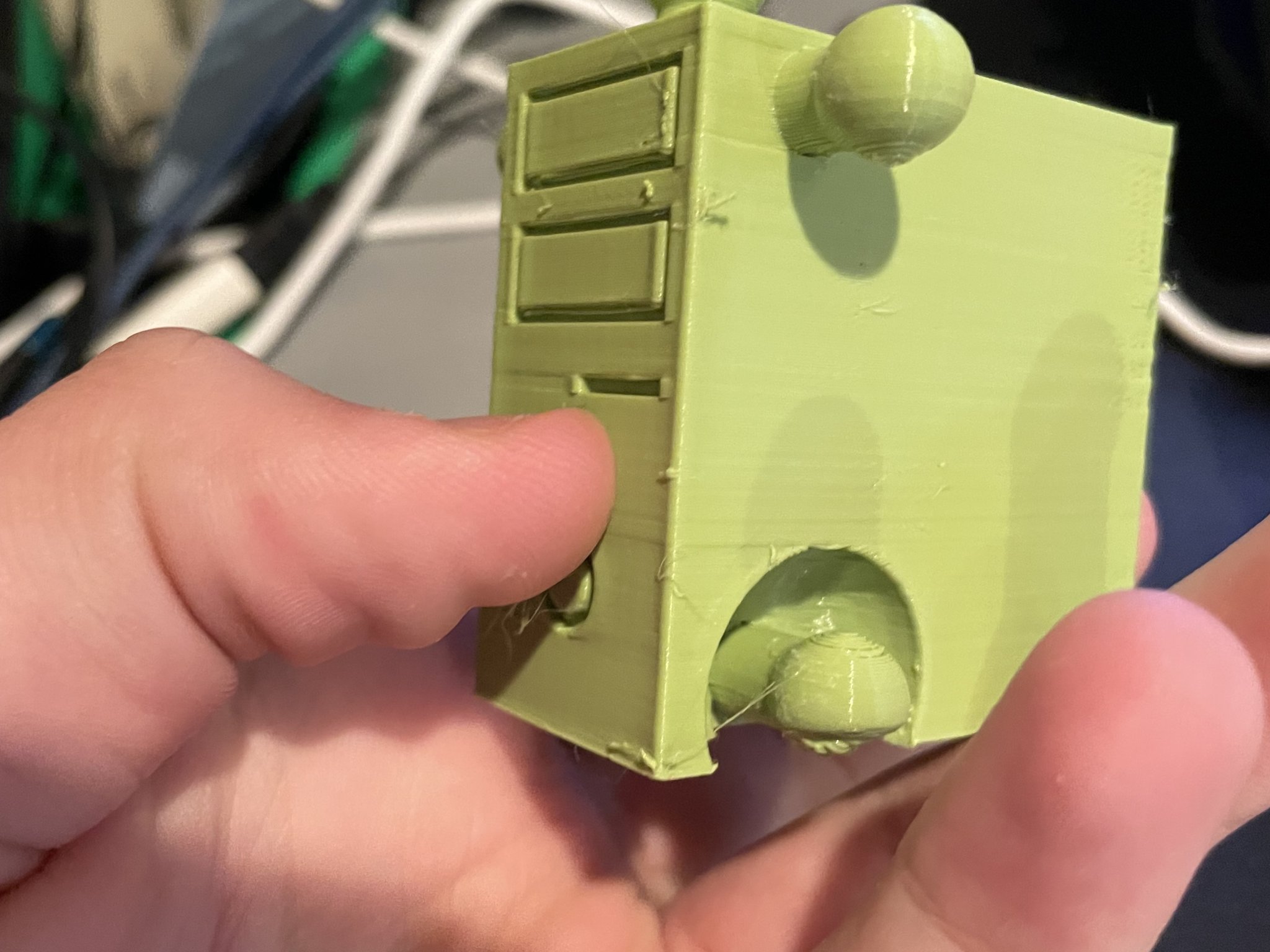 Thân robot CymonBot được sửa chữa với chân đinh tích hợp