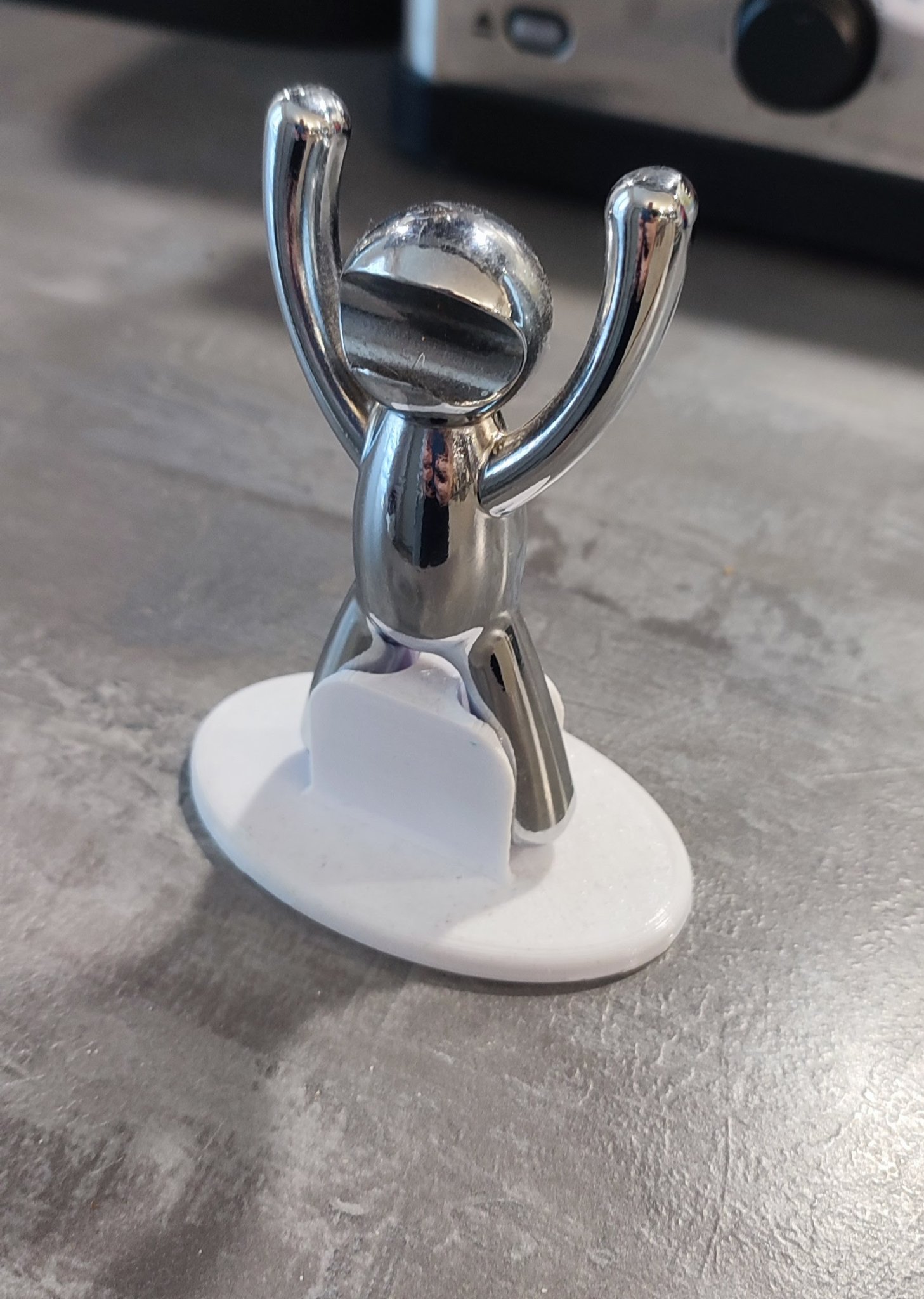 Giá đỡ mở nắp chai bằng kim loại