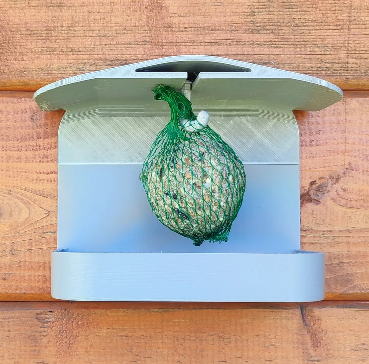 Máy cho chim ăn với bể nước