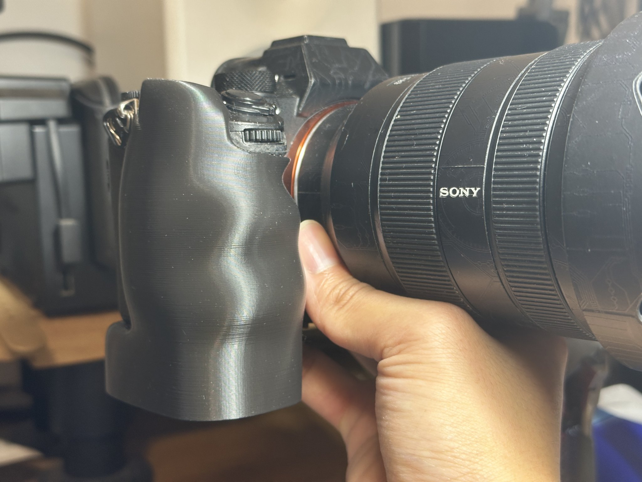Cán cầm thoải mái cho máy ảnh Sony A7R3
