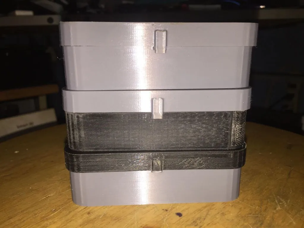 Hộp đựng kích thước Altoids với bản lề và chốt nhỏ