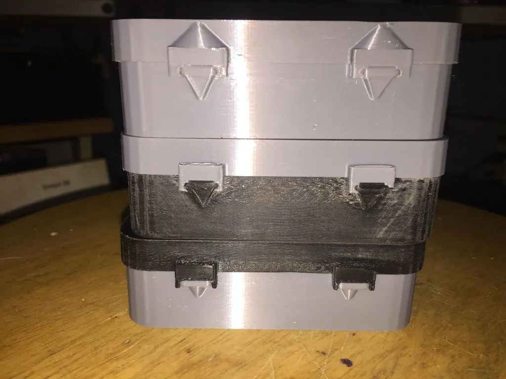 Hộp đựng kích thước Altoids với bản lề và chốt nhỏ