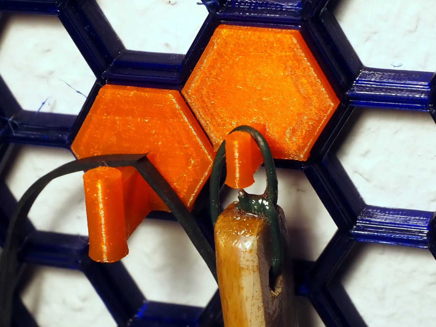 Móc treo tham số cho tường lưu trữ tổ ong