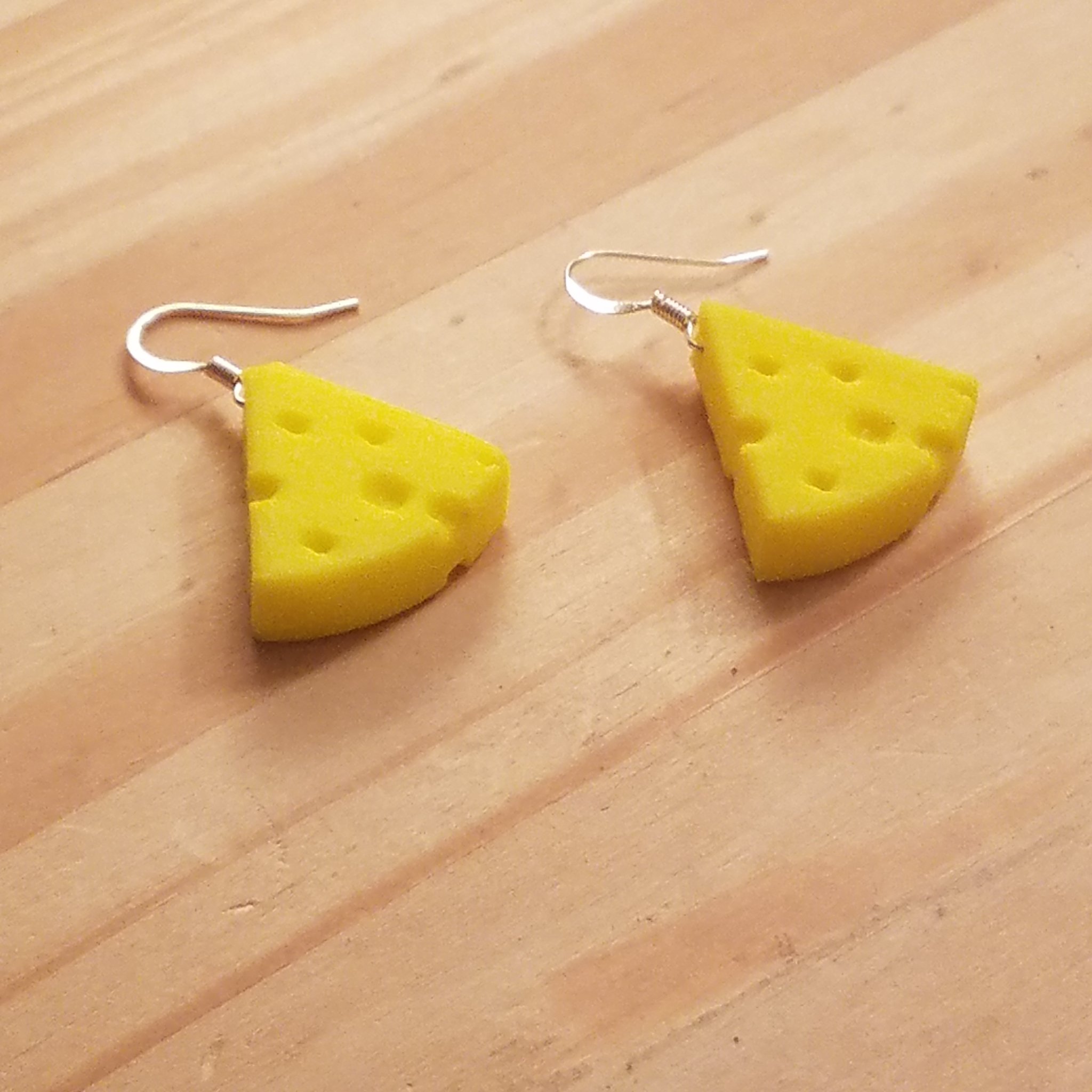 Khuyên tai hình miếng phô mai độc đáo