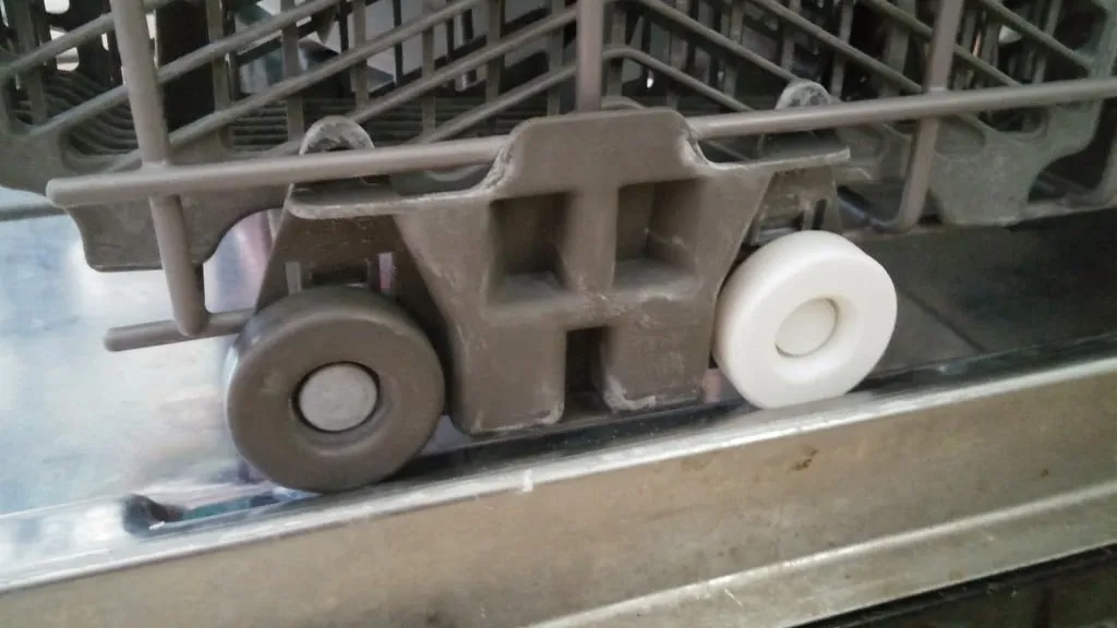 Bánh xe và chốt khóa cho khay dưới máy rửa chén Maytag