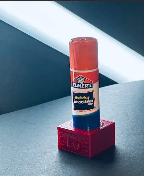 Giá đỡ bút keo đơn giản nhưng hữu ích