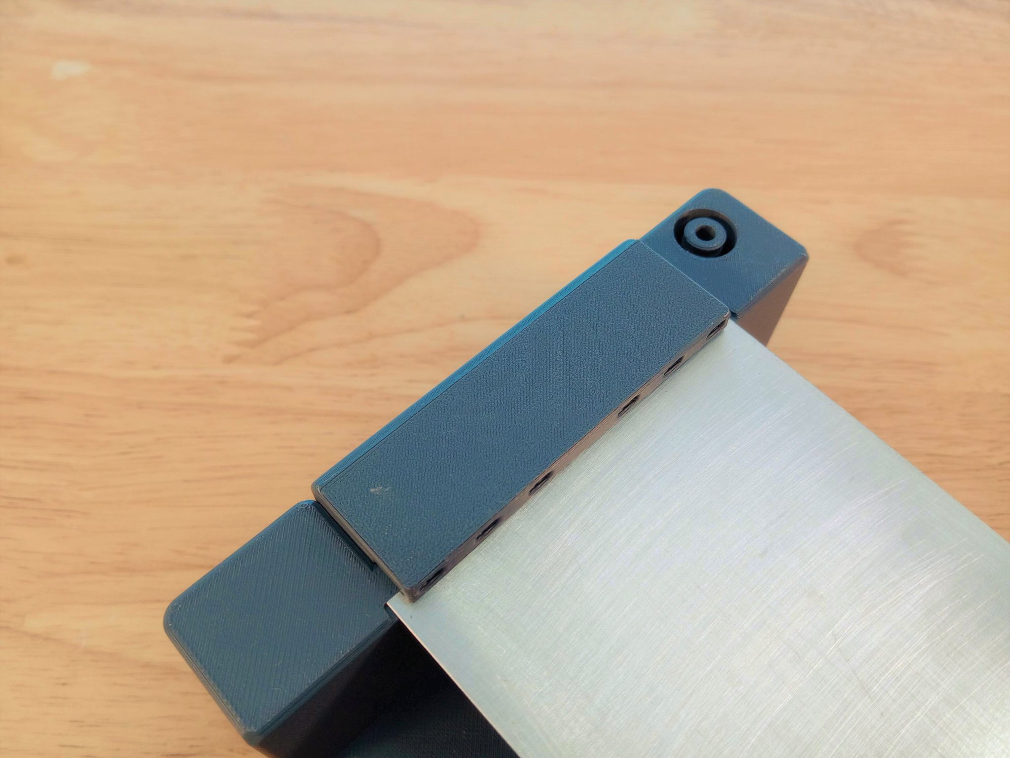 Giá đỡ làm việc với hệ thống xả nước cho EDM Gridfinity