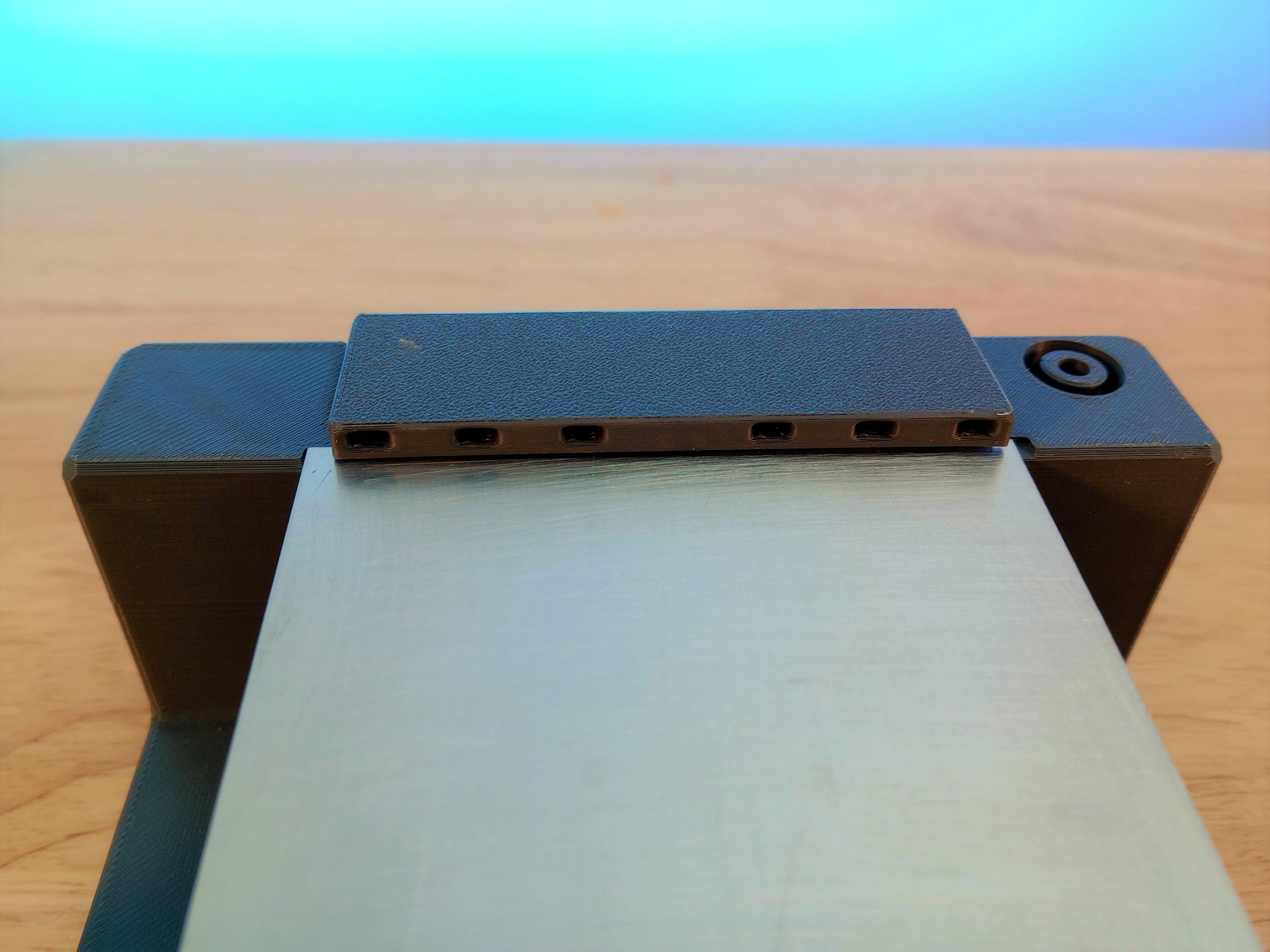 Giá đỡ làm việc với hệ thống xả nước cho EDM Gridfinity