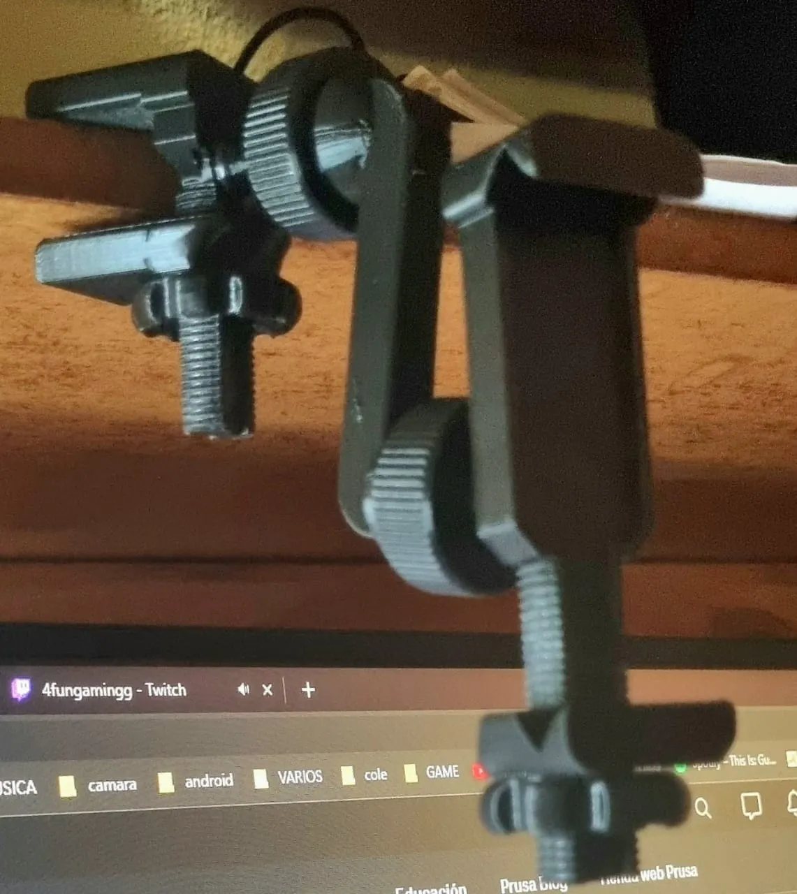 Giá đỡ điện thoại với kẹp cho kệ sách