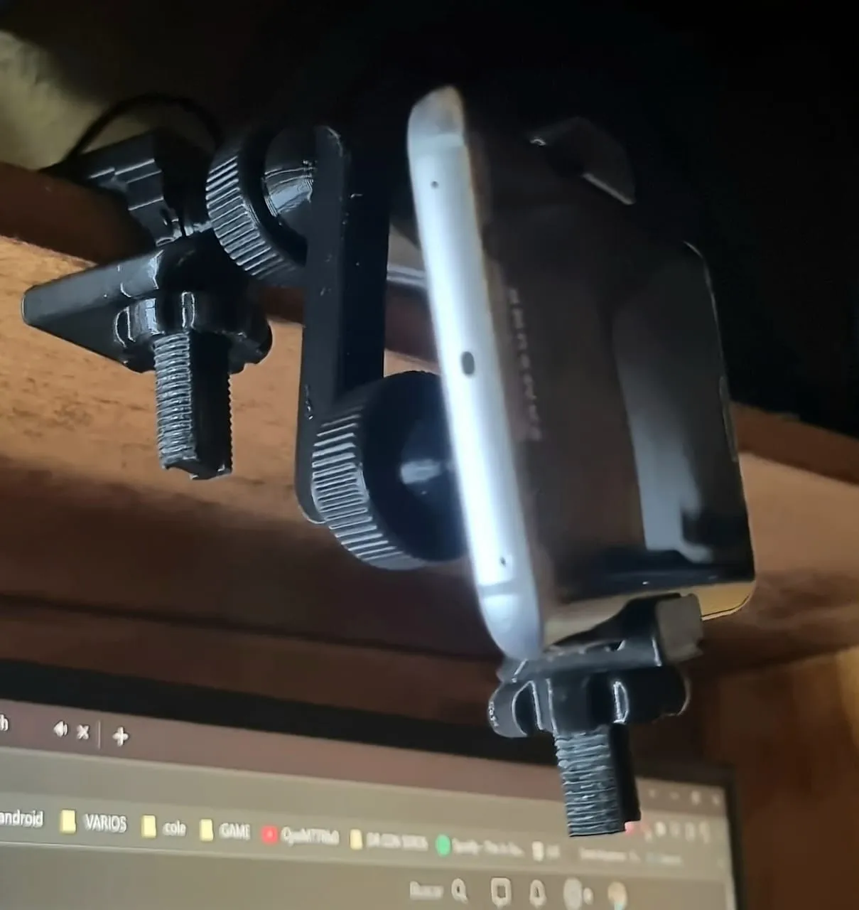 Giá đỡ điện thoại với kẹp cho kệ sách