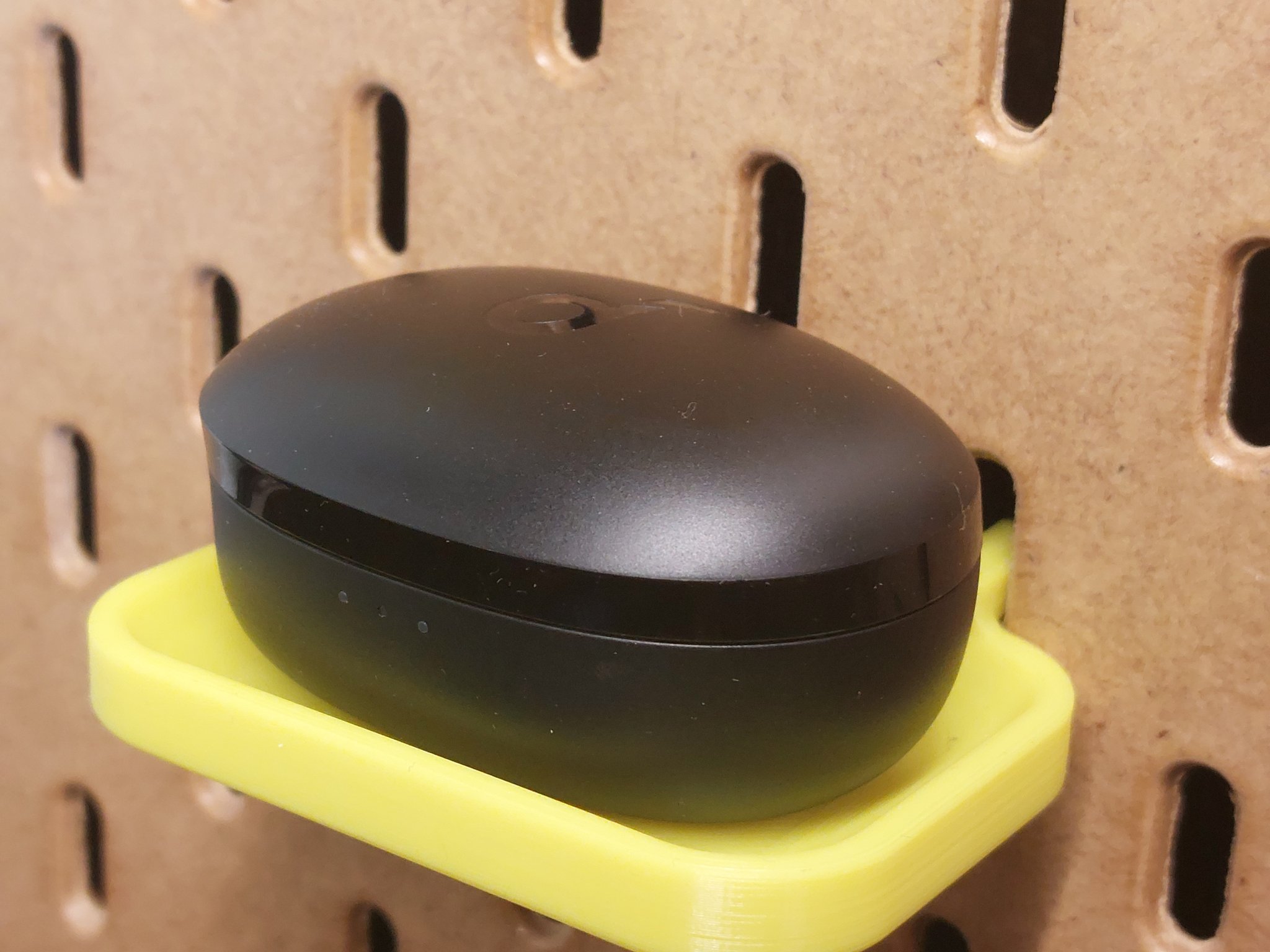 Giá đỡ mini cho tai nghe Soundcore P2 trên bảng ghim Skadis