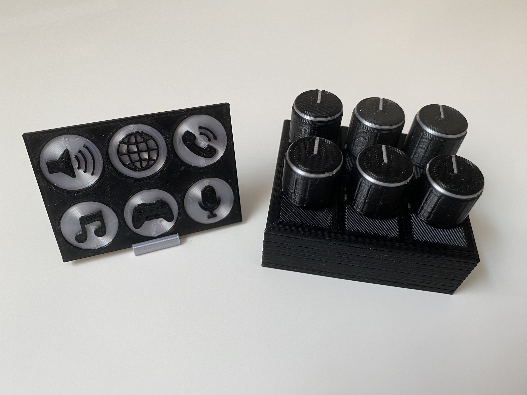 Vỏ mixer âm thanh Deej với núm điều chỉnh và bảng nhãn